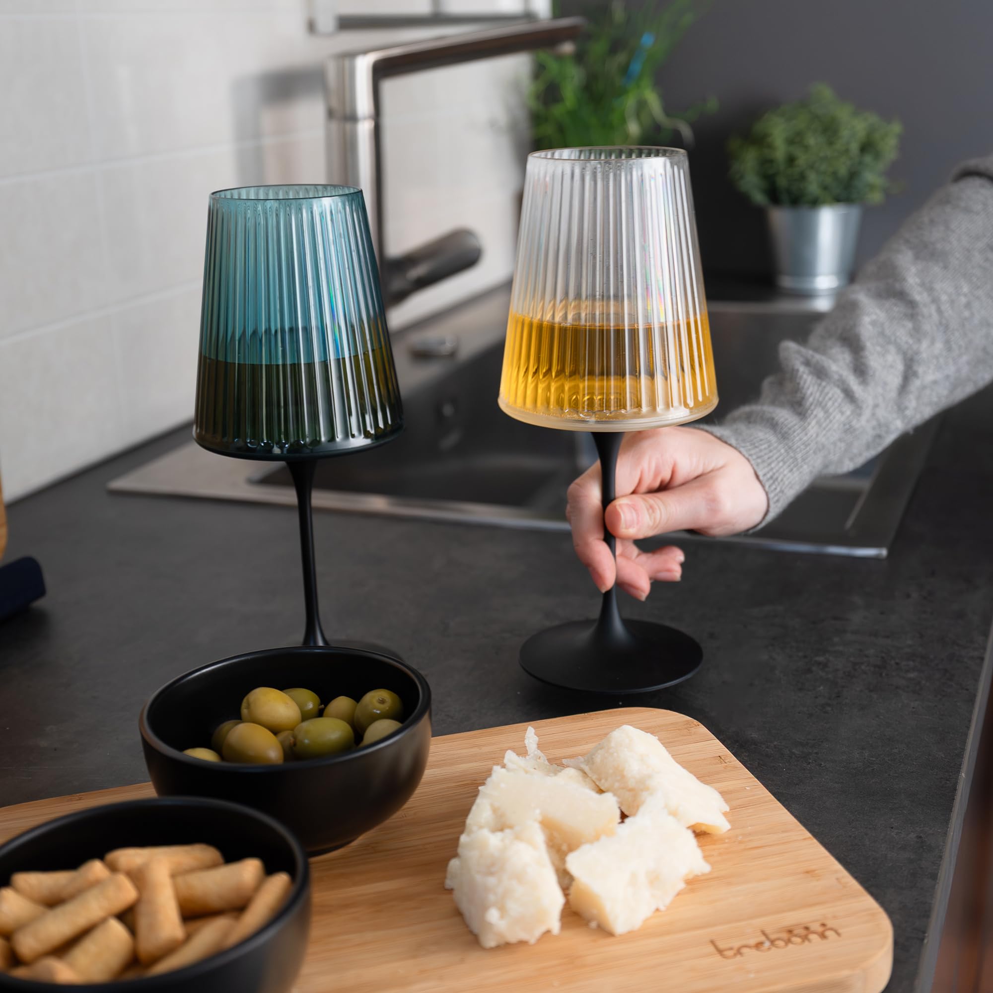 Trebonn SplitGlass Easy Design Set – 2 Steli Magnetici + 2 Coppe Modulari Trasparenti – Da Bicchiere a Calice in 1 Click – Infrangibile, Salvaspazio, Lavabile in Lavastoviglie