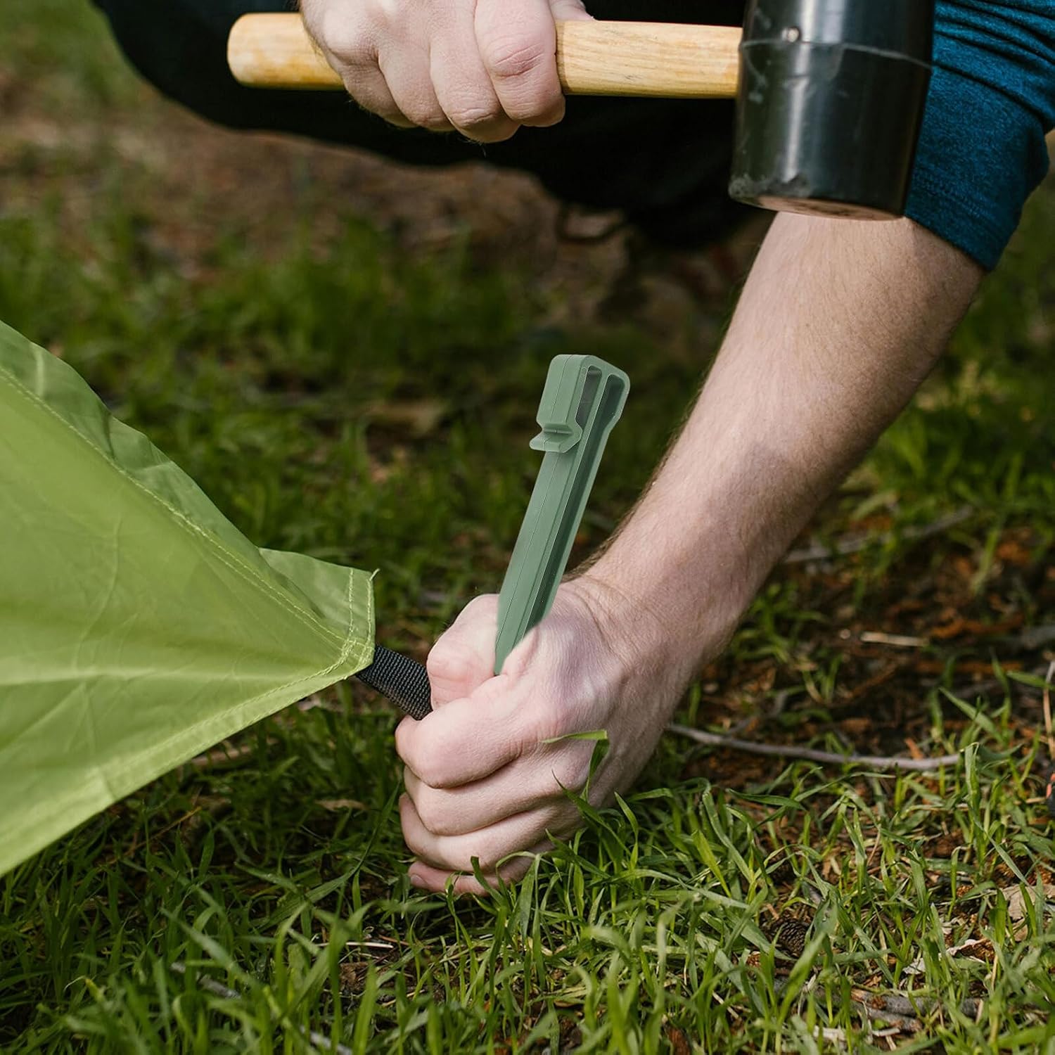 20pcs Outdoor Camping Tent Stakes Plastic Ground Pegs Windproof Fixing Stakes for Tents and Tarps Garden Lawn Use Green