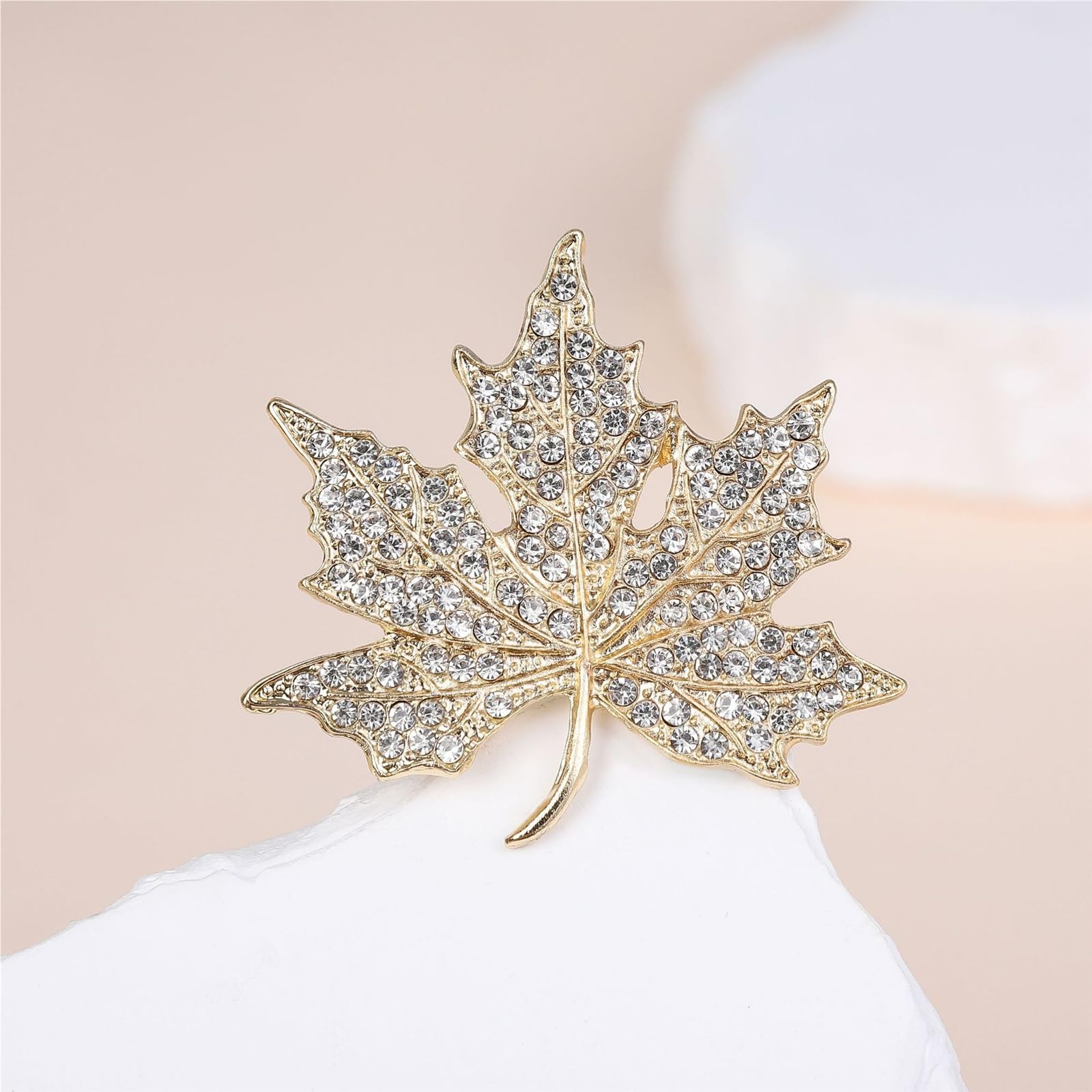 Broche refinado de hoja de arce dorado para mujer, accesorio de traje de abrigo de diamantes de imitación de gama alta