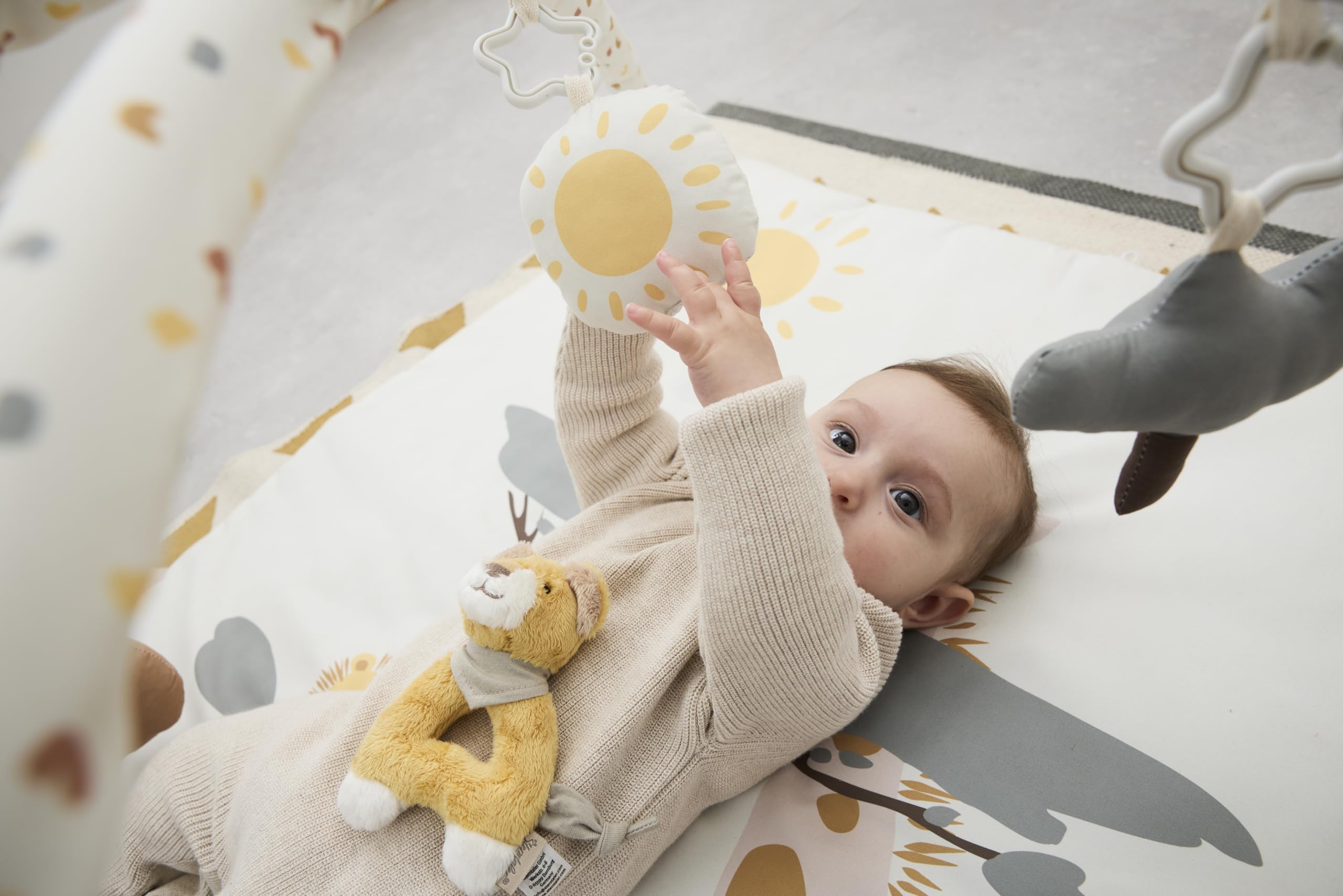 Sterntaler Spielbogen Giraffe & Löwe – weiche Spieldecke mit Druckmotiv – abnehmbare Spielfiguren mit Knisterpapier, Rassel & Quietsche – Baby Activity Decke, ab Geburt - 80x80 cm, ecru