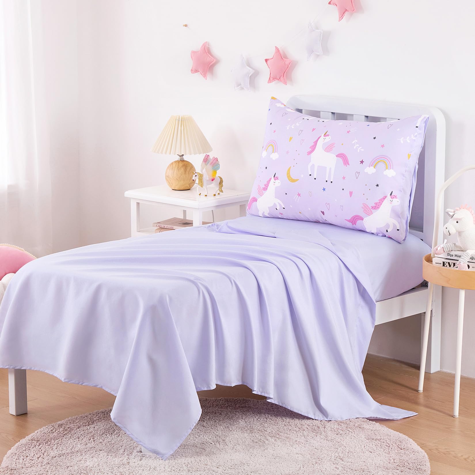 Wake In Cloud - Juego de ropa de cama infantil para niñas, lindo unicornio y estrellas arcoíris, juego de cama suave de 4 piezas para cuna que incluye edredón, sábanas y funda de almohada, color