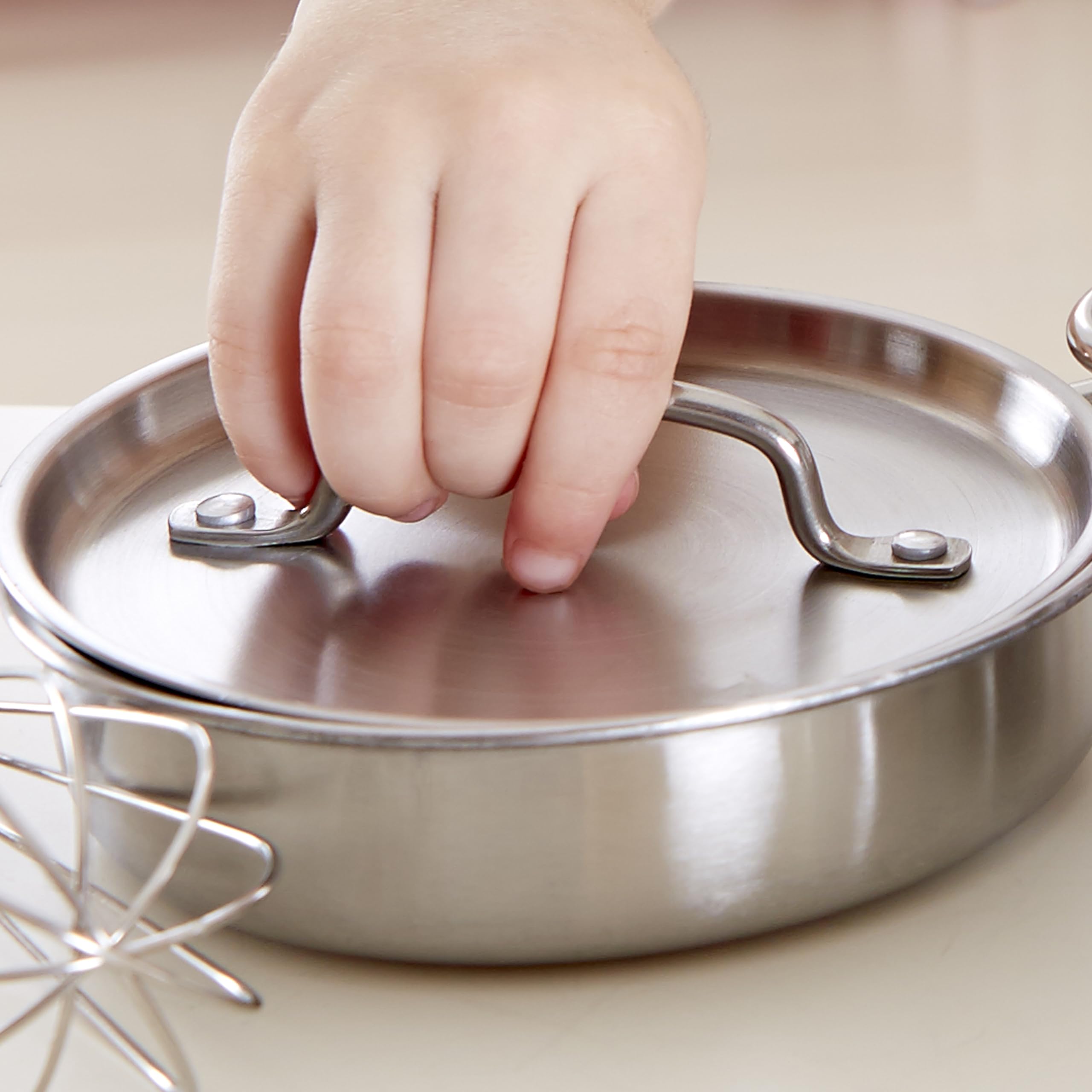 Hape Kochset für Küchenchefs – 7-teiliges Küchenzubehör aus Edelstahl mit Topf, Pfanne & Kochlöffel, Rollenspiel-Kochset, ab 3 Jahren
