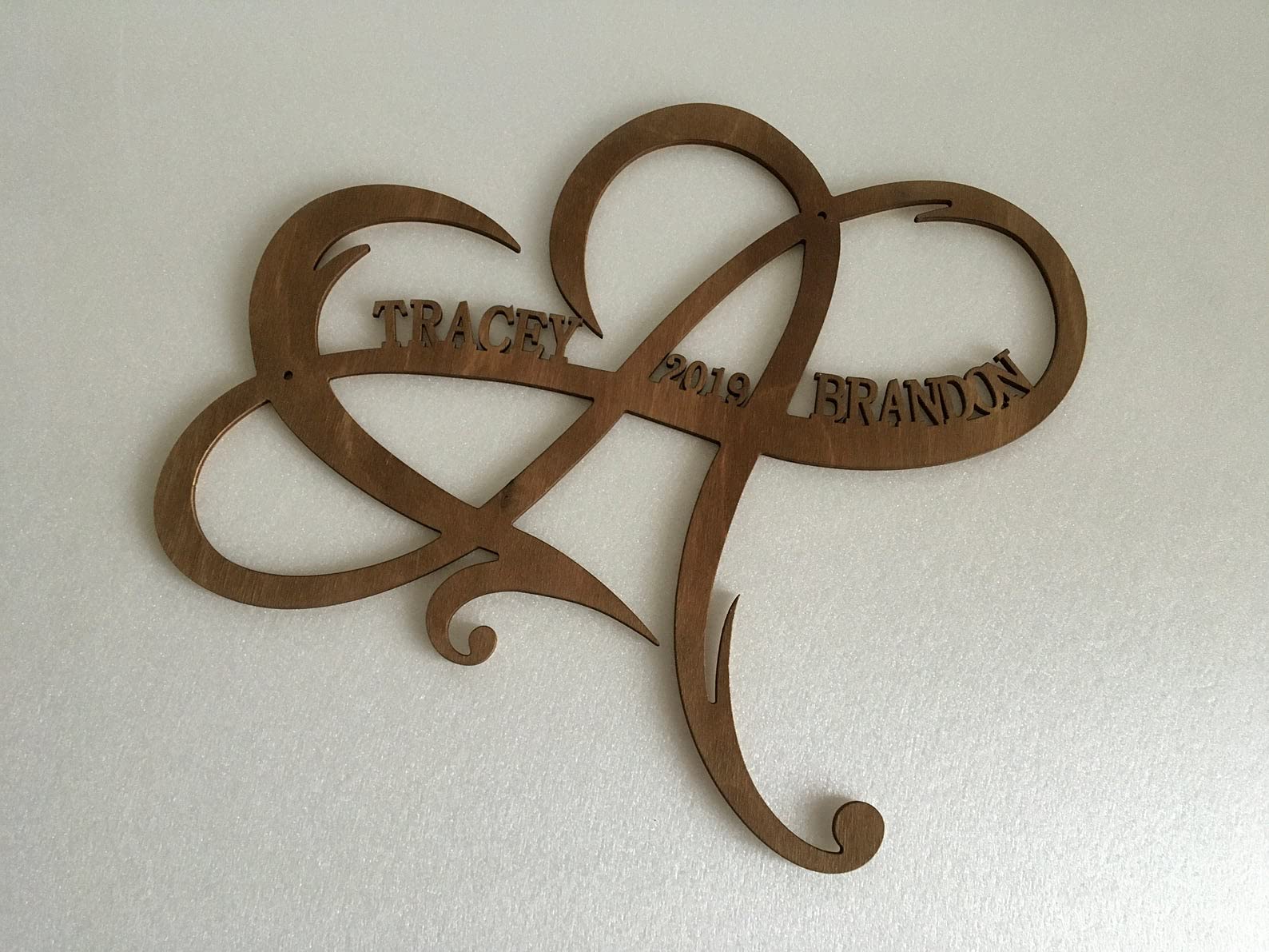 Signe en Bois Personnalisé, Forme de Cœur avec Symbole Infini, Cadeau de Mariage pour Les Couples, 2 Noms Année et Cœur, Cadeau de Saint-Valentin Rustique, Plaque d'amour Custom en MDF, 26 cm x 29 cm