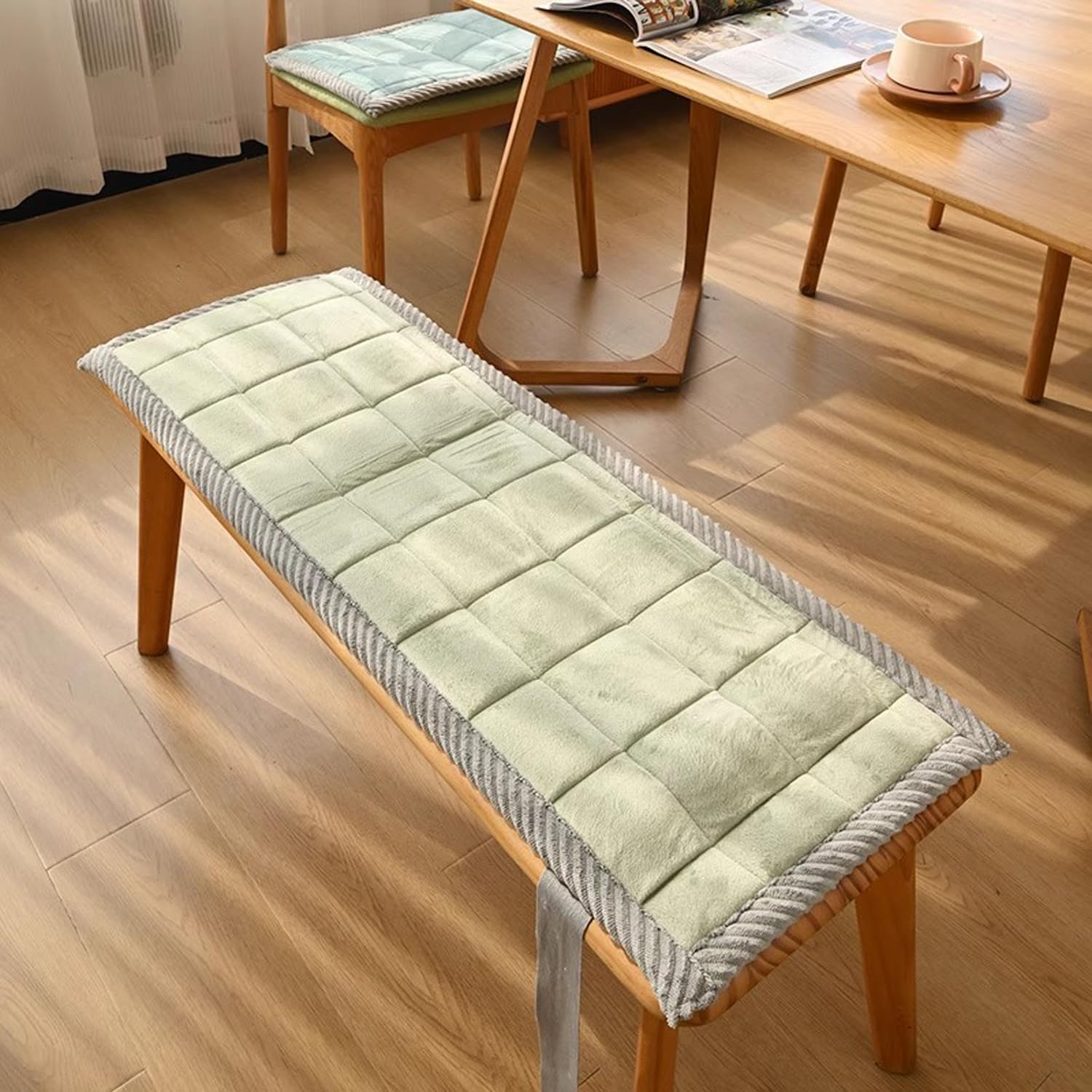 Coussin de siège en fourrure IndoorCush vert pour réchauffer le banc en bois du bureau
