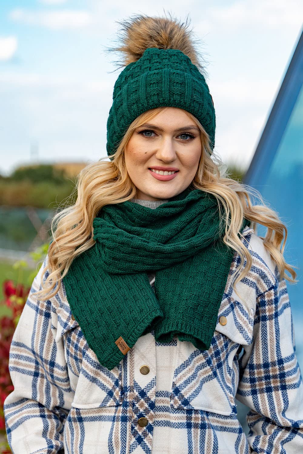 VIVISENCE Femme Bonnet pour L'automne Et l'hiver Doux avec Pompon en Fausse Fourrure Fil Chaleureux Ajustement Parfait Doublure Polaire pour l'hiver Ski Et Activités Extérieures 7015