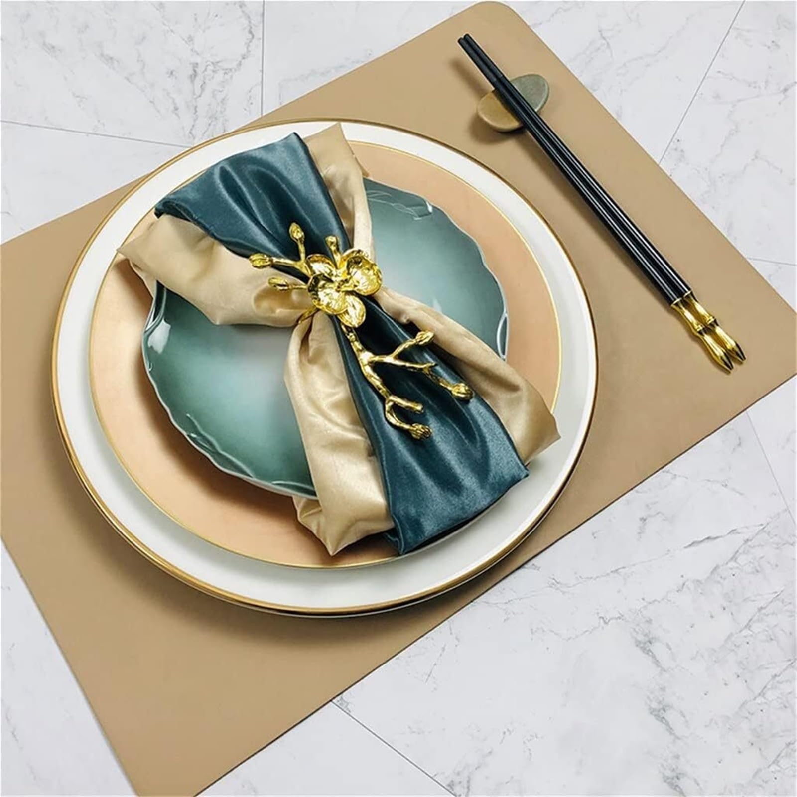 Ensemble de vaisselle en céramique blanche et verte comprenant bols et assiettes de table