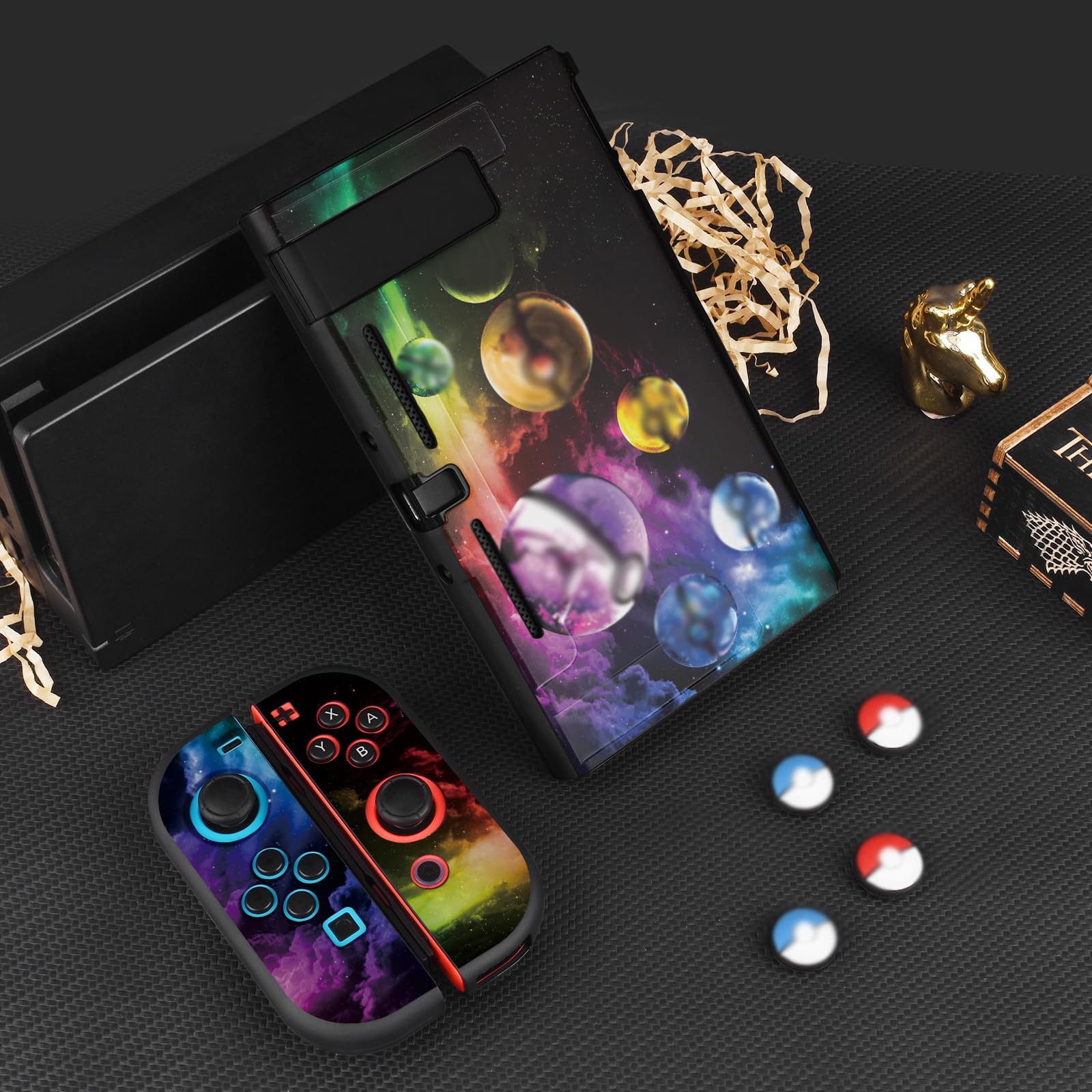 DLseego Coque Compatible avec la Switch, Étuis de Protection en TPU Souple pour la Switch, avec 2 Housses Souples pour Le Joycon et 4 Thumb Grip Caps,éléments de Jeux Anime, Boules d'elfes