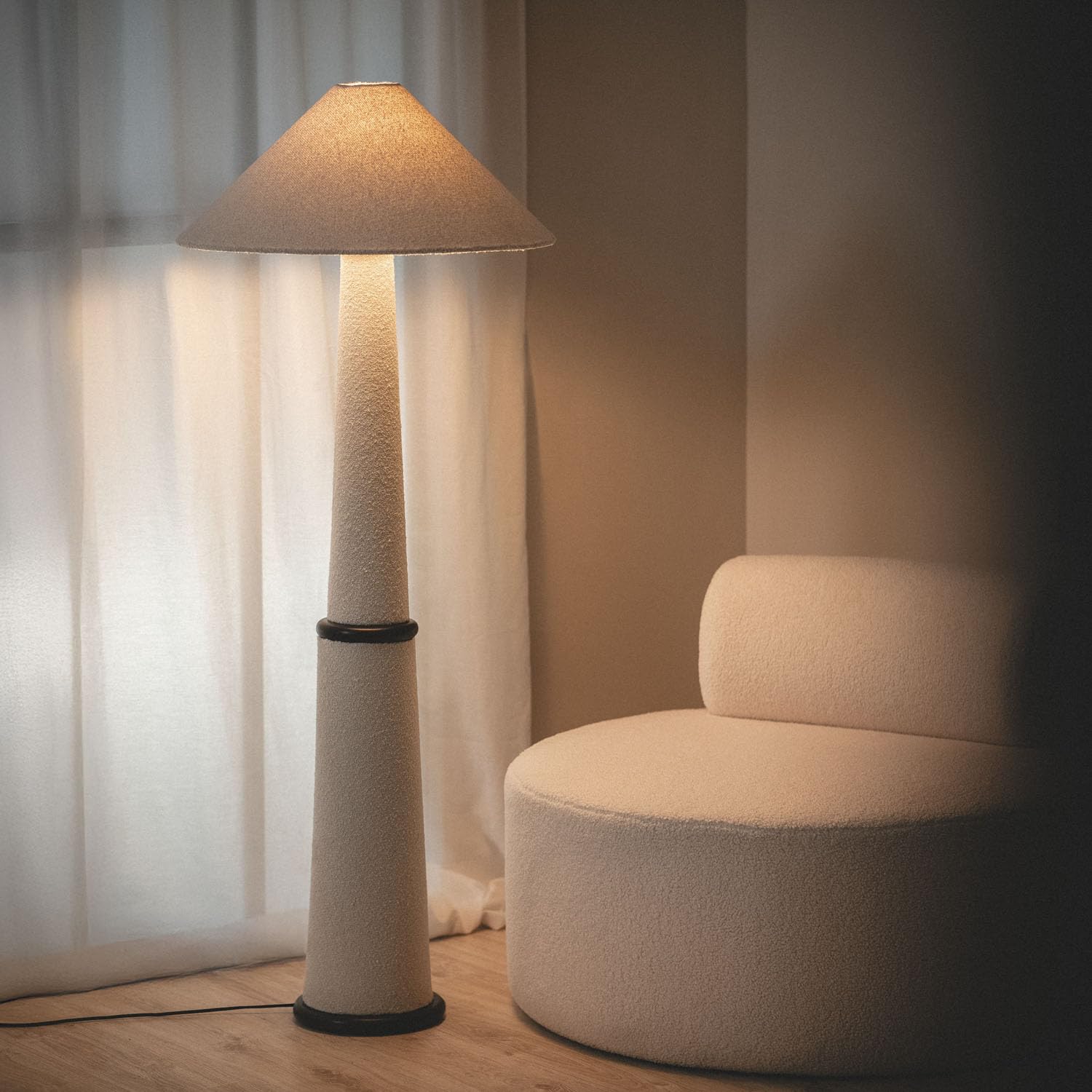 LEDKIA Lámpara de Pie Madera y Tela Lombe Blanco | CasquilloE27