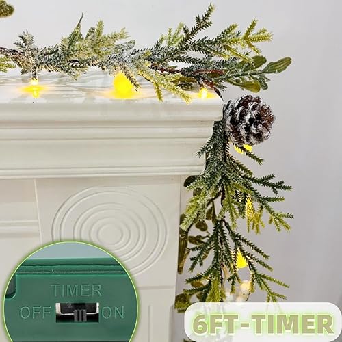 Miniatura 4 de Guirnalda de nieve de 6 pies, guirnalda de Navidad preiluminada con 20 luces LED, conos de pino, bayas blancas y bolas, funciona con pilas, con