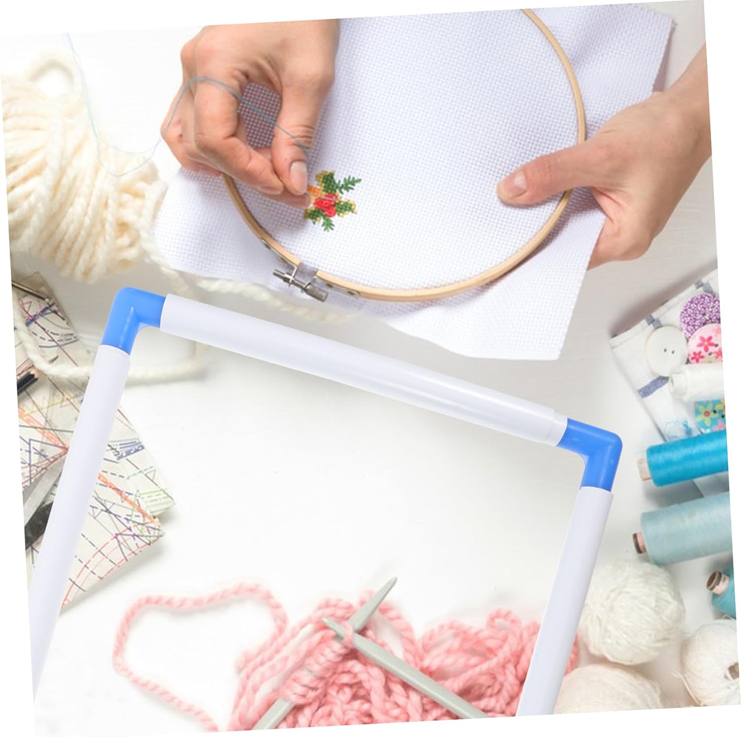 FIXOSHEE Square Embroidery Frame Portable Cross-Stitch Frame for Christmas Embroidery Clip PVC Quilt for Hand Quilting Random Color
