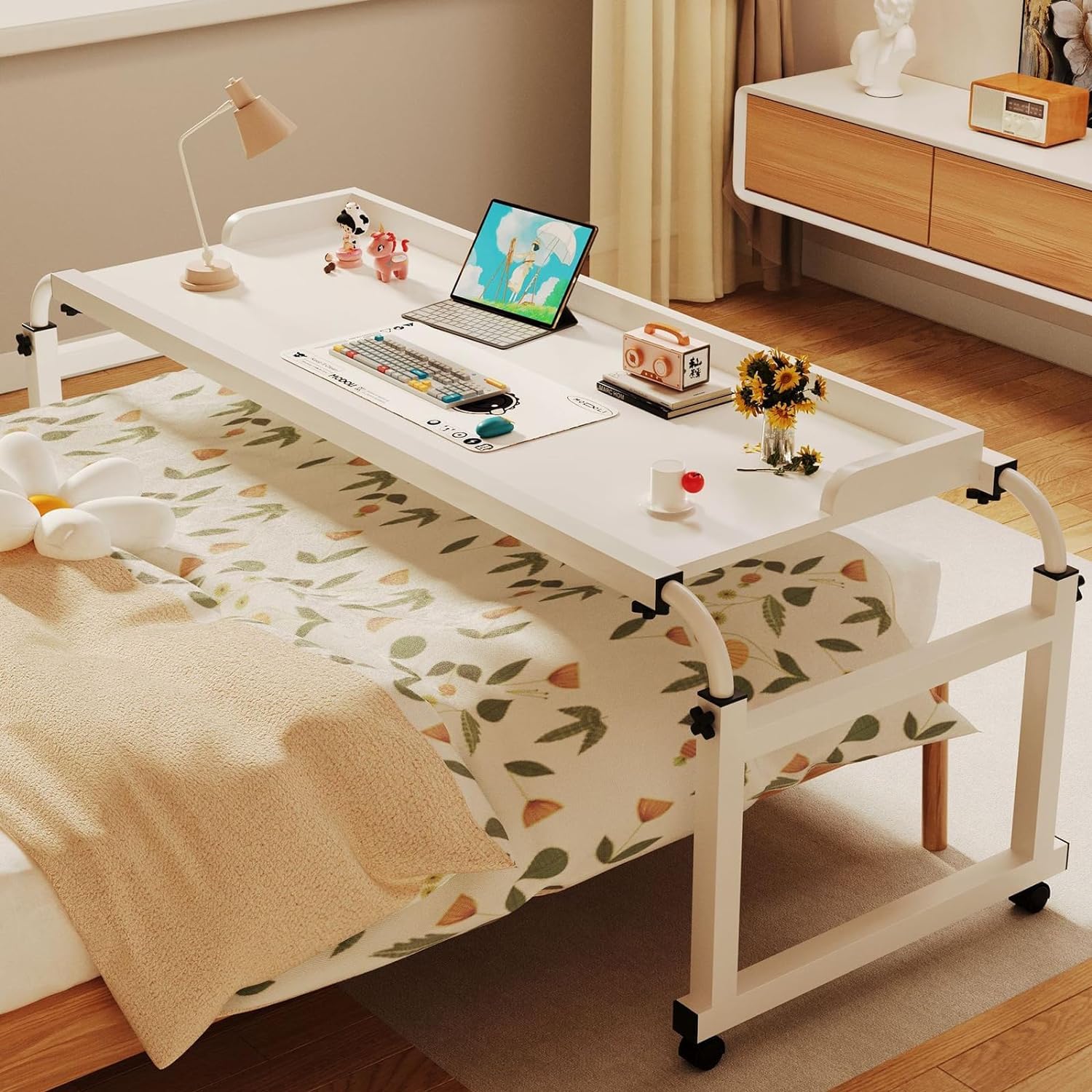 Table de lit réglable en hauteur avec plateau stable et roulettes fluides