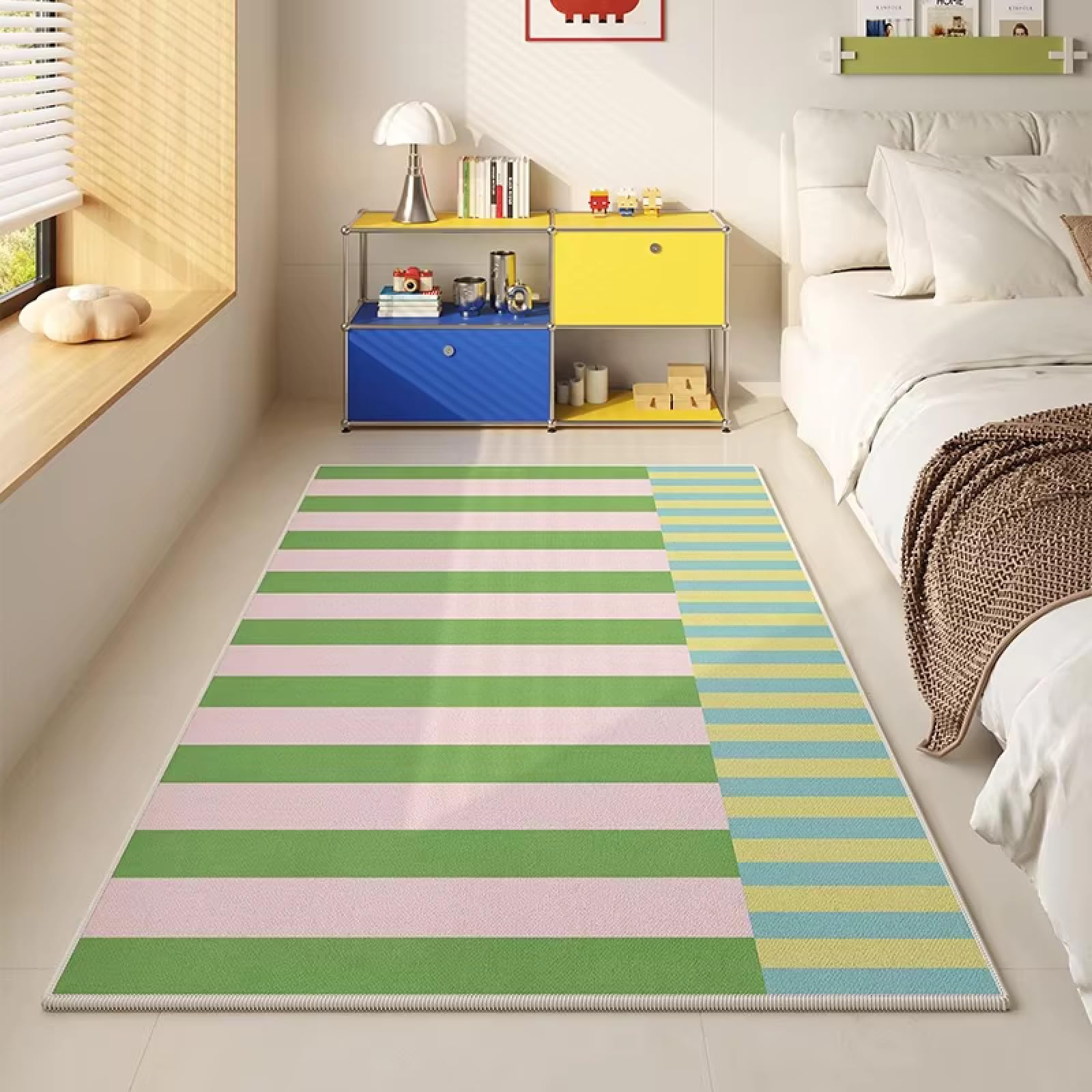 Tapis moderne sans peluche aux finitions soignées pour sublimer un chevet élégant