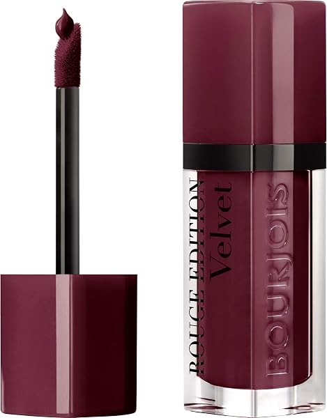 Application précise du rouge à lèvres Bourjois Rouge Edition Velvet sur les lèvres.