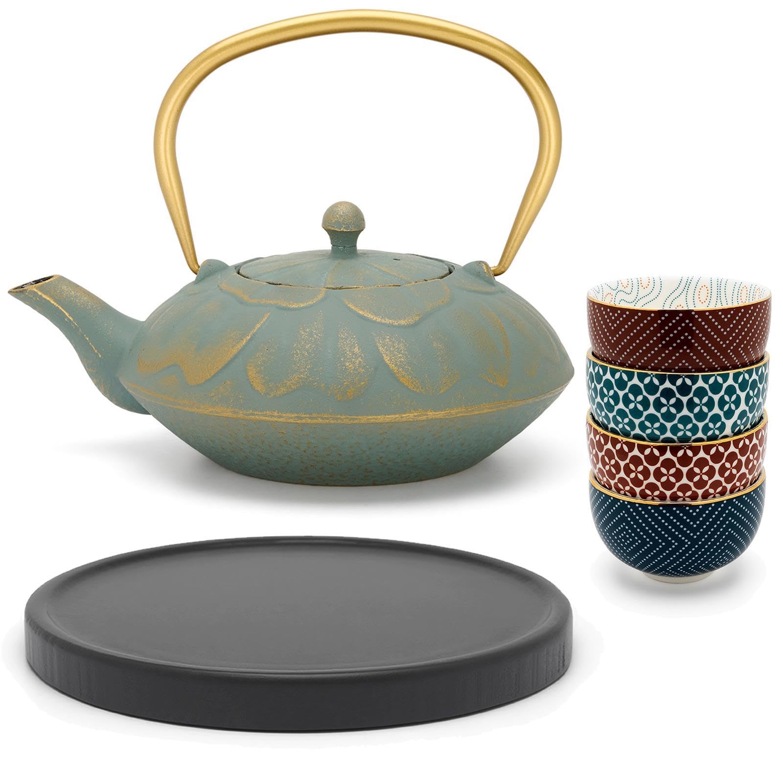 Bredemeijer Teekanne 1.3 Liter - flache Asia Gusskanne blau im Set mit 4 Tassen aus Porzellan & Holz-Untersetzer schwarz inkl. Edelstahl-Tee-Filter-Sieb Einsatz