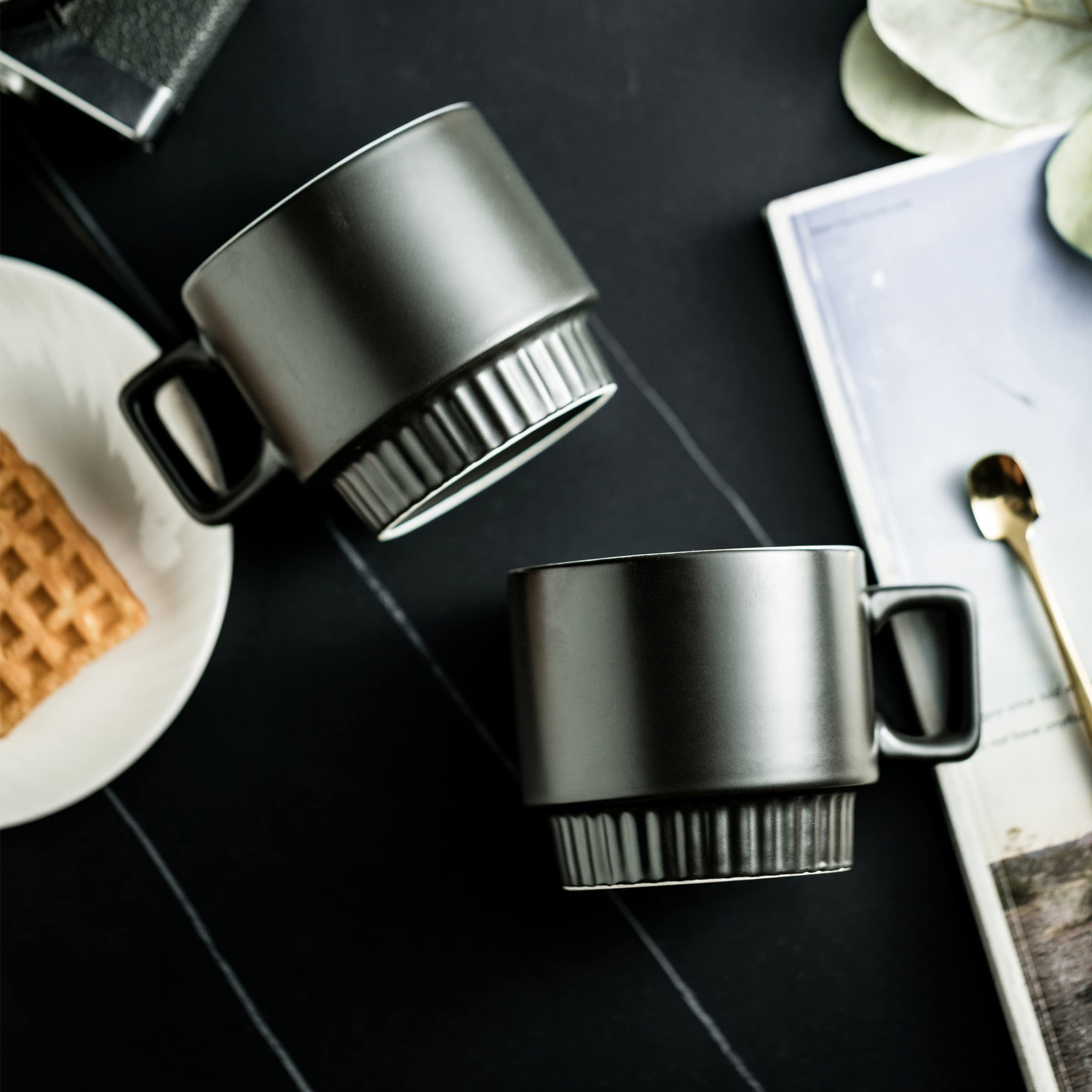 Miamolo Stapelbare Kaffeetassen mit Ständer, 325 ml, Keramik, Latte-Tassen, 4er-Set, für Espresso, Cappuccino, Tee, heißen Kakao, Vatertag, spülmaschinen- und mikrowellengeeignet, Schwarz