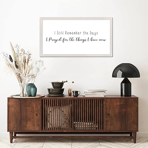 Vista 280 de Letrero enmarcado de madera con frases inspiradoras con versículo bíblico, con texto en inglés "I Still Remember the Days I Prayed for the Things I