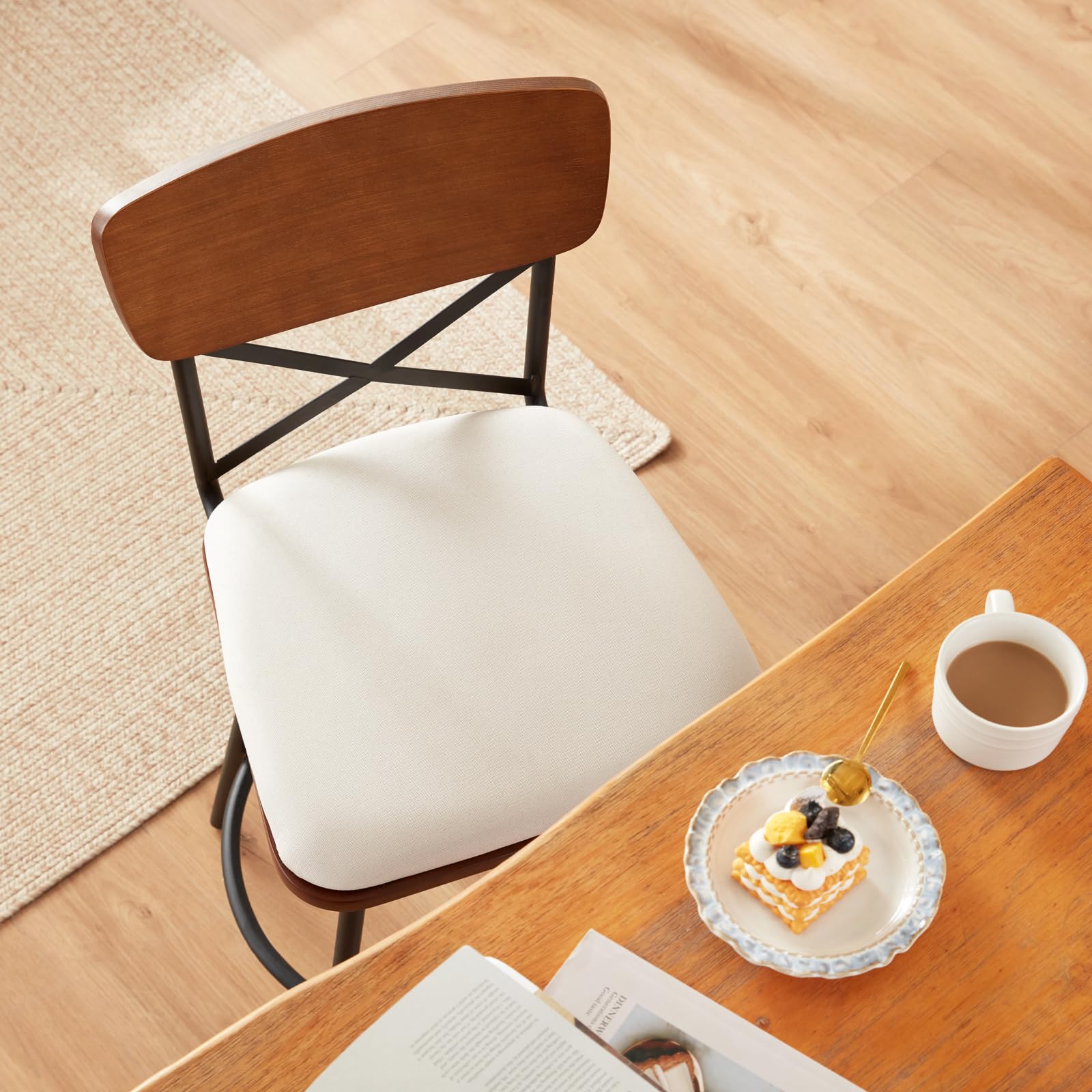 Set di 2 sgabelli da bar girevoli con schienale imbottito per isola da cucina, altezza seduta 66 cm, struttura in legno massiccio e metallo, tessuto crema