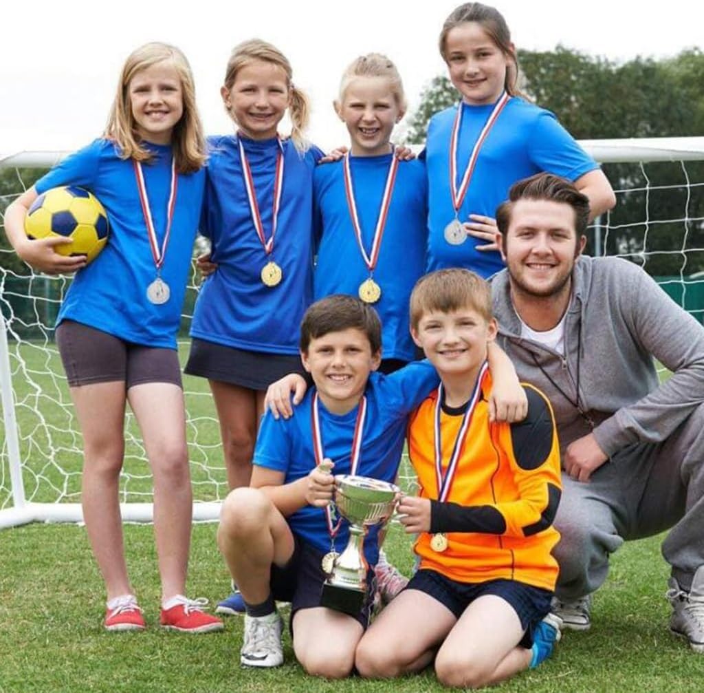 12個 サッカーメダル ネックストラップ付き メタルメダル 子供 大人 スポーツ サッカー ゲーム パーティー 記念品