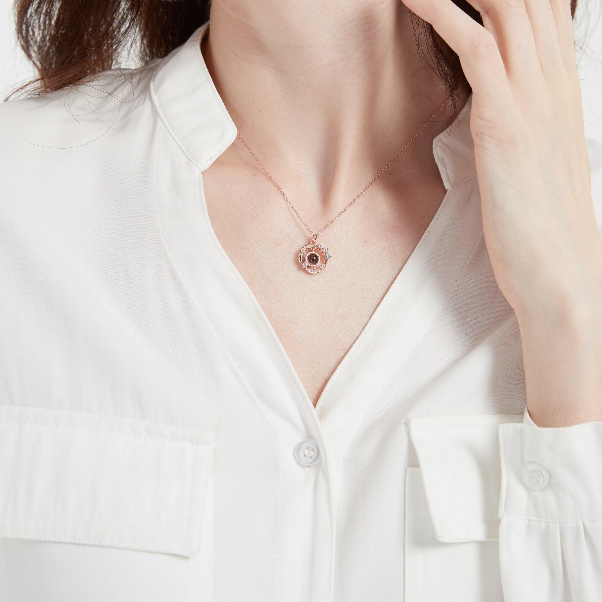 PERIMADE Collana con foto personalizzata, ciondolo con proiezione di immagini personalizzate per donne, testo personalizzato e amore in 100 lingue con zirconia cubica, collana con ciondolo a forma di