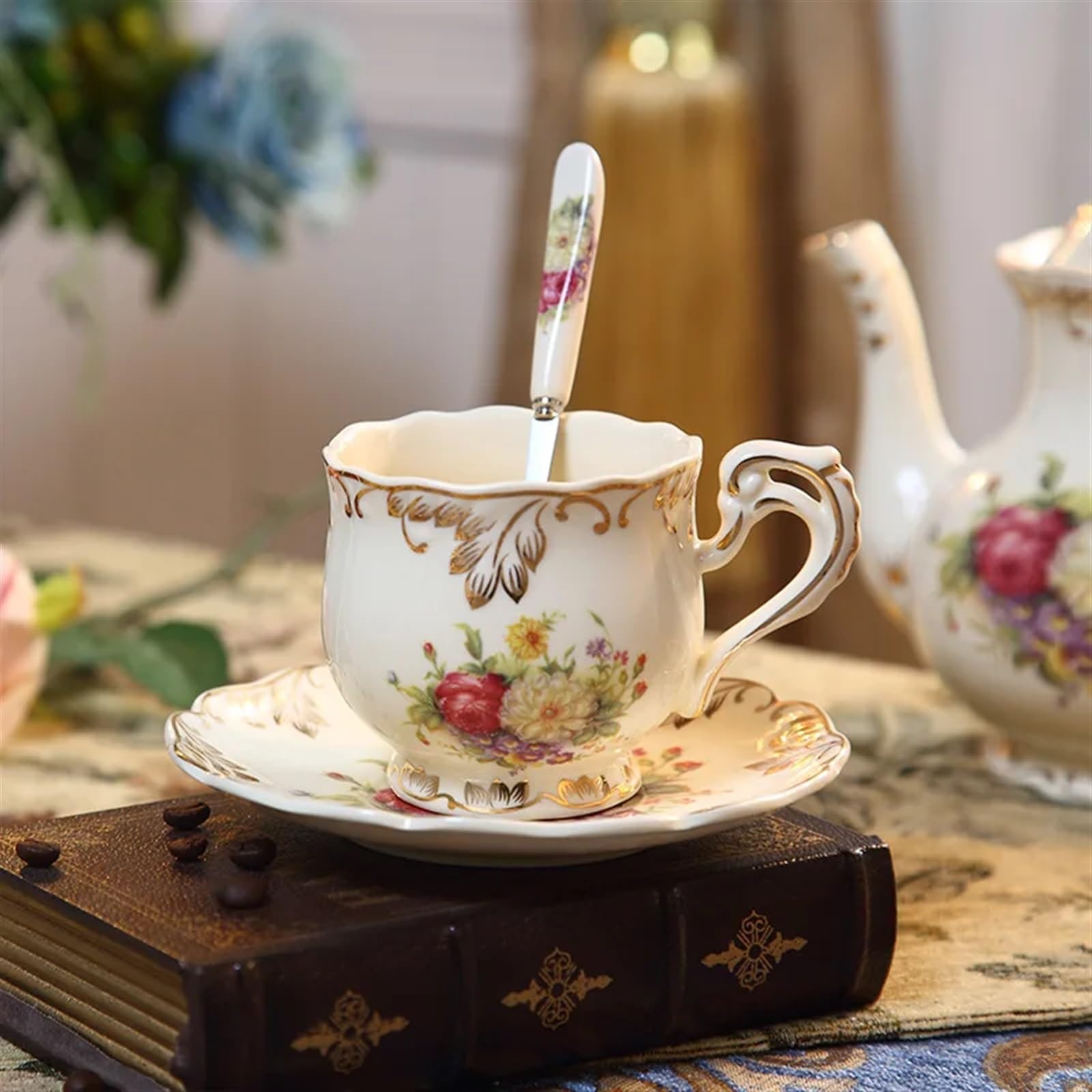 Zestaw filiżanek do herbaty i spodków, minimalistyczny zestaw filiżanek do kawy i naczyń brytyjskie malowane kwiaty domowy porcelanowy kubek z łyżką ceramiczny kubek do popołudniowej herbaty (A)