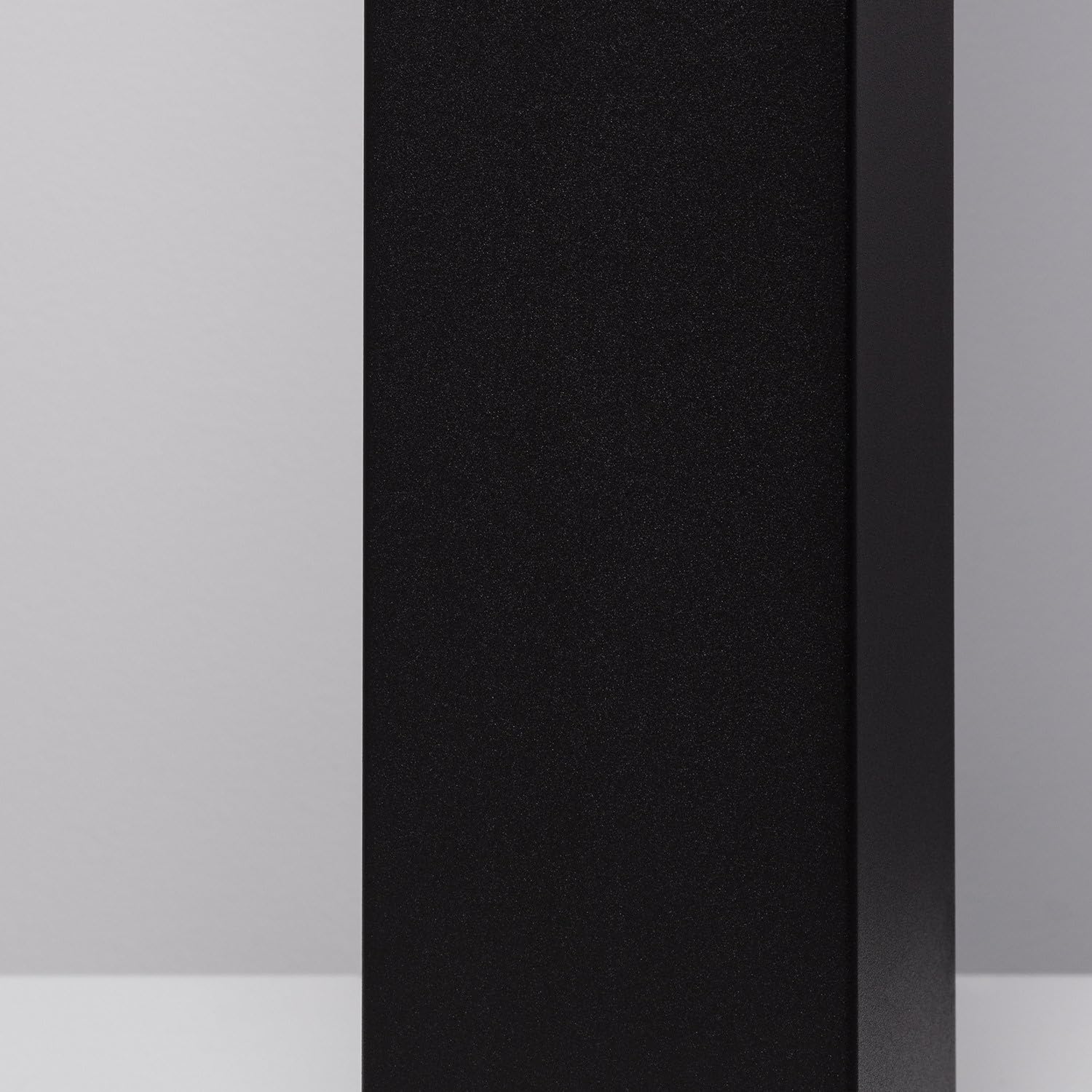 LEDKIA LIGHTING - Baliza Exterior Augusta 74cm | IP54 Resistente | Soporte E27 220V | Difusor Opal Antideslumbrante | Aluminio y PMMA, Negro
