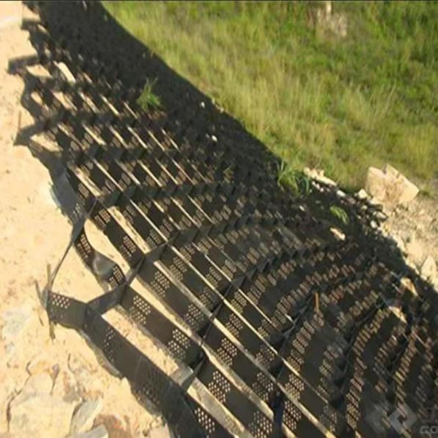 Géogrille de pente de voie pour stabiliser l'accès au toit d'abri de jardin de parc