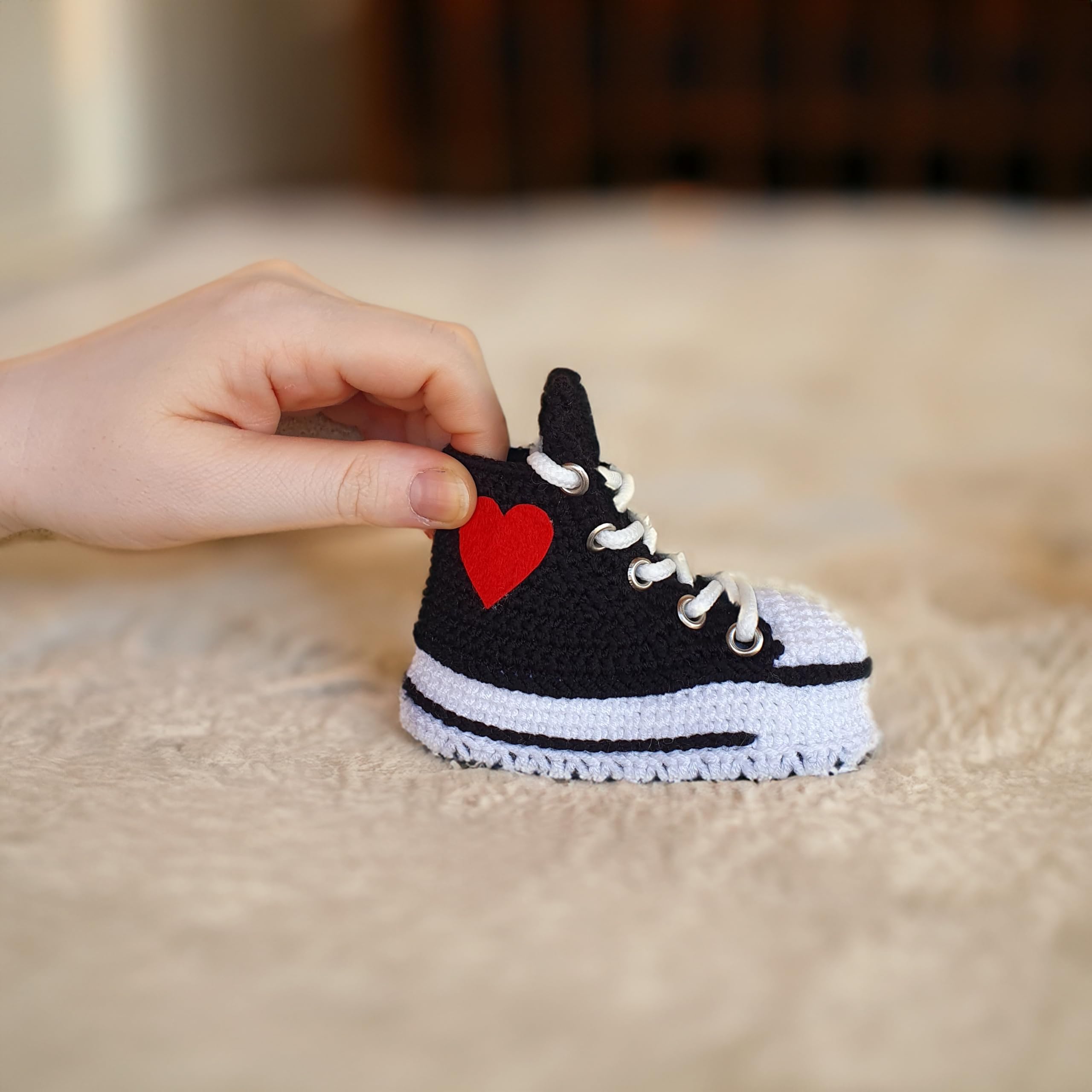 Handgemachte Häkel Baby Sneaker Booties Schwarz für Jungen und Mädchen, individuelle Strick-Socken-Schuhe, geschlechtsneutrales Geschenk für Babyparty, Geburtstag und Geburtsankündigung