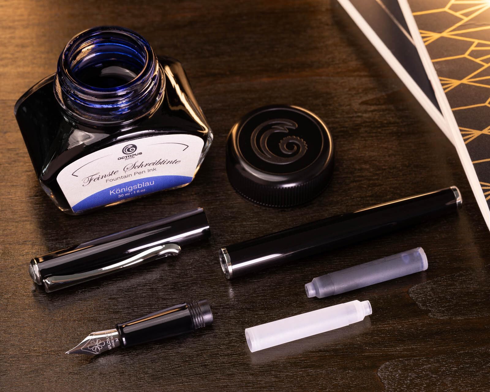 Diplomat Traveller Füllhalter-Set Lack Schwarz, Tinte und Lederetui | Mit Edelstahlfeder M, 30 ml Octopus Tinte Königsblau, Tintenkonverter und Stifteetui aus Leder