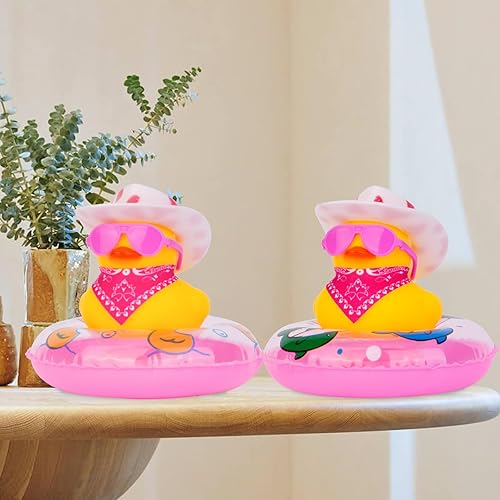 Miniatura 7 de Decoración de tablero de pato amarillo de pato de vaquero para automóvil, adornos de pato con mini sombrero de vaquero, bufanda, lentes de sol,