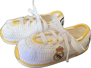 Patucos Futbol para bebe recien nacido de ganchillo del equipo de aficionados de los blancos de Madrid. Personalizados y disponibles en tallas 0-12 meses. Te regalamos el nombre del bebe grabado
