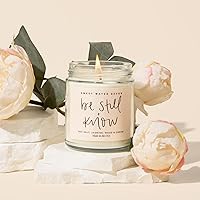 Vista 5 de Sweet Water Decor, Be Still and Know, Vela de cera de soja perfumada con sal marina, jazmín, crema y madera para el hogar, velas cristianas
