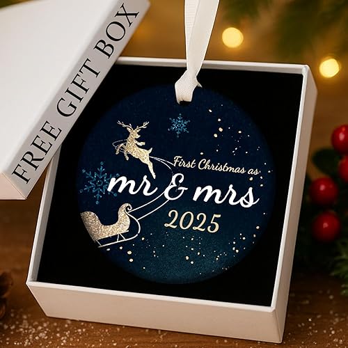 Vista 6 de Adorno de boda con texto en inglés «Our First Christmas Married Ornament» 2024, regalo de boda para el señor y la señora, adorno de Navidad
