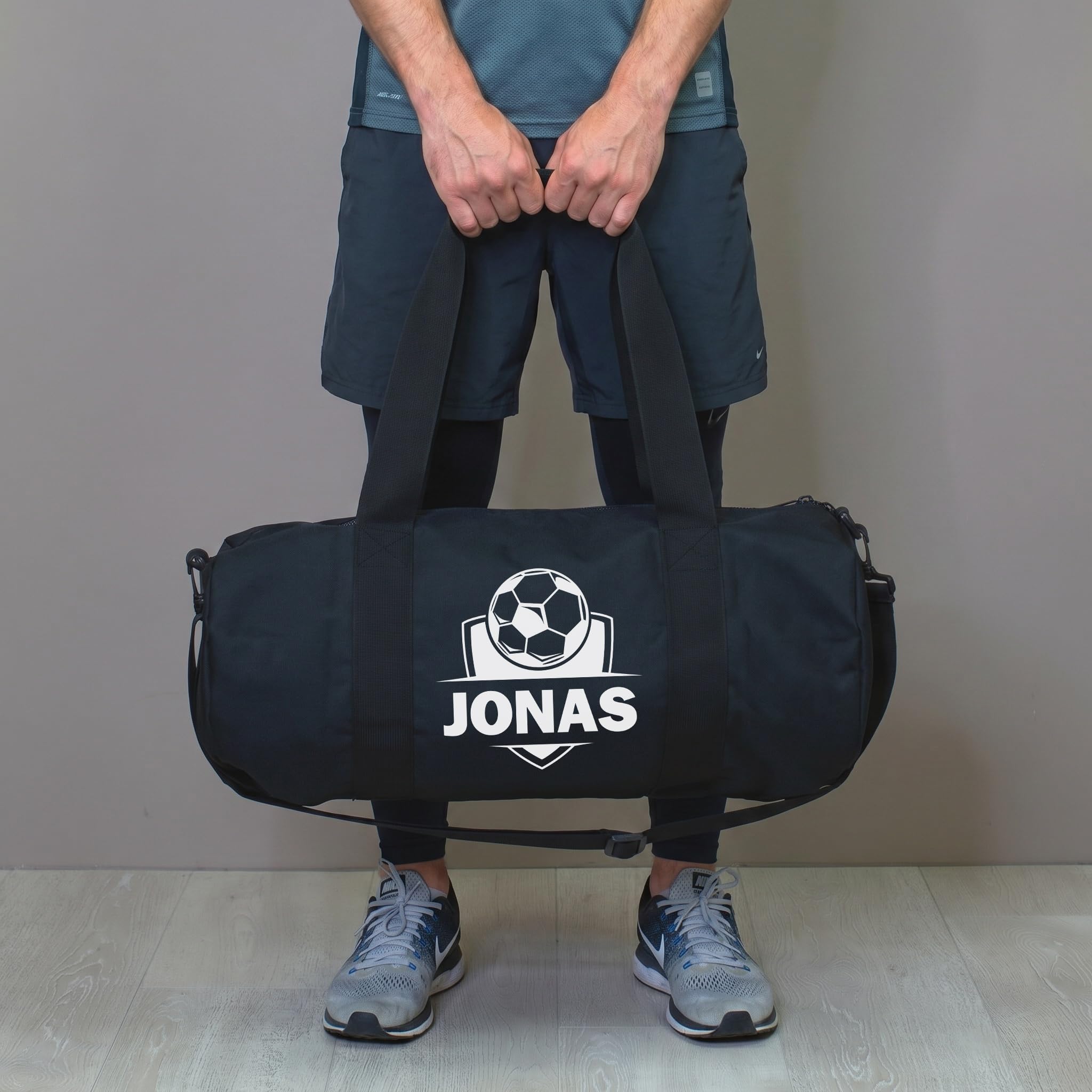 Herz & Heim® Sporttasche Fußball personalisiert mit Name – Trainingstasche für Fußballer – Sport Tasche als Geschenk – Duffle Bag für Fußballtraining, Verein & Freizeit (55 × 28 × 28 cm (B/H/T))