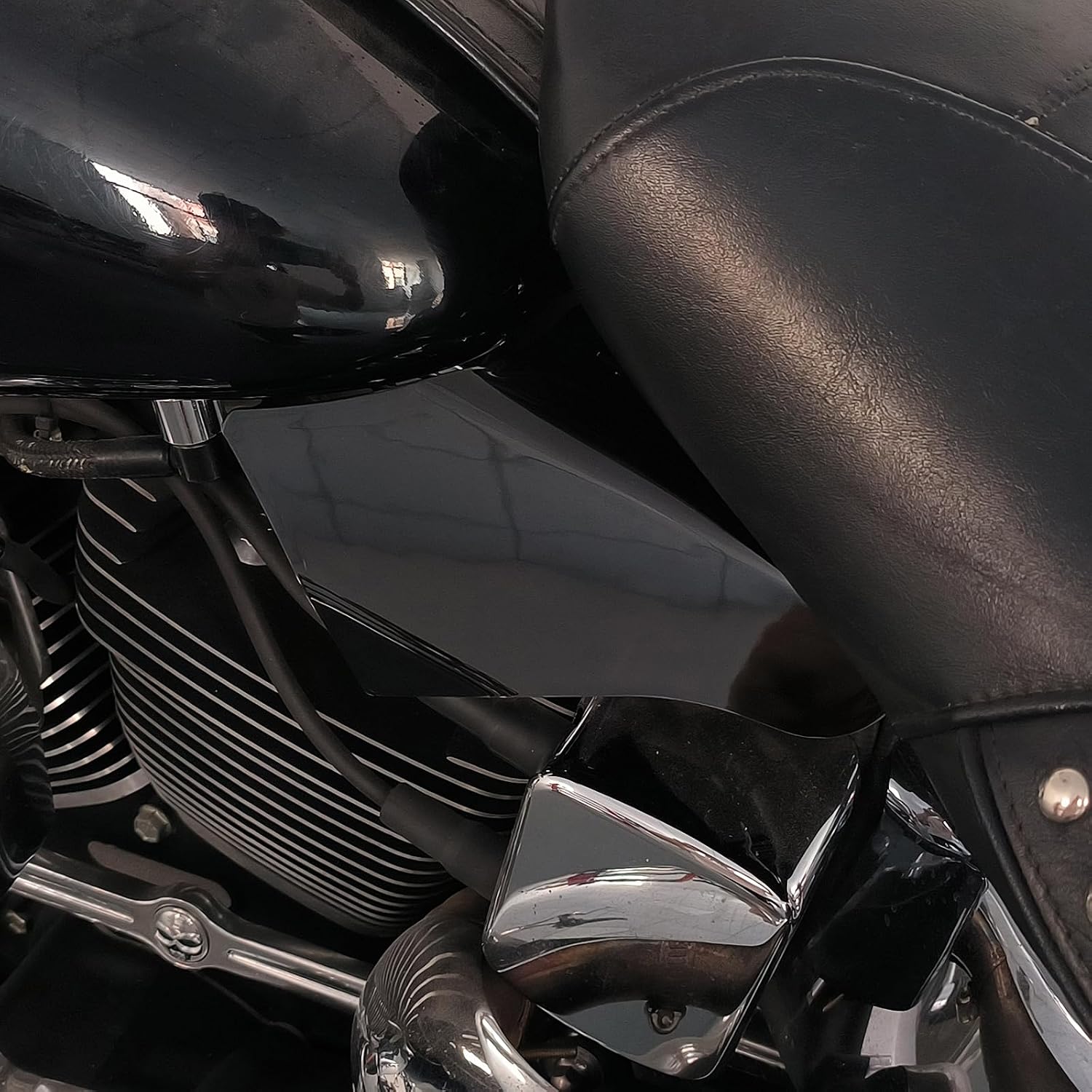 Motorcycle Air Heat Deflector Reflective Saddle Shields Fit for Softail Fat Boy Heritage Softail Night Train Springer 2000-2017