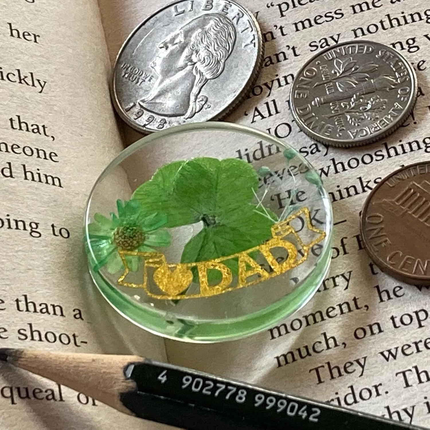 KIN-HEBI Real Four Leaf Clover Good Luck Pocket Token, Preserved, 1.25”, Including Cutout Good Luck Word (DAD & Dried Flower)