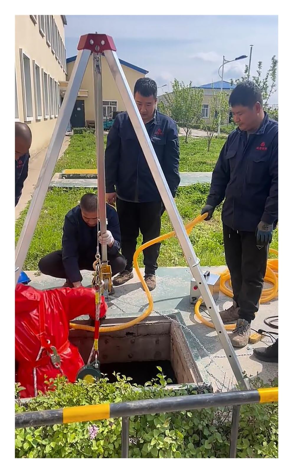 Lifesaving Safety Construction Tripod with Rescue Harness & Fall Protection, Scalable Leg Confined Space Tripod, Sewer Wellhead Pits Lifting And Rescue Tripod Equipment(1200LBS winch+Rated Load 300 KG