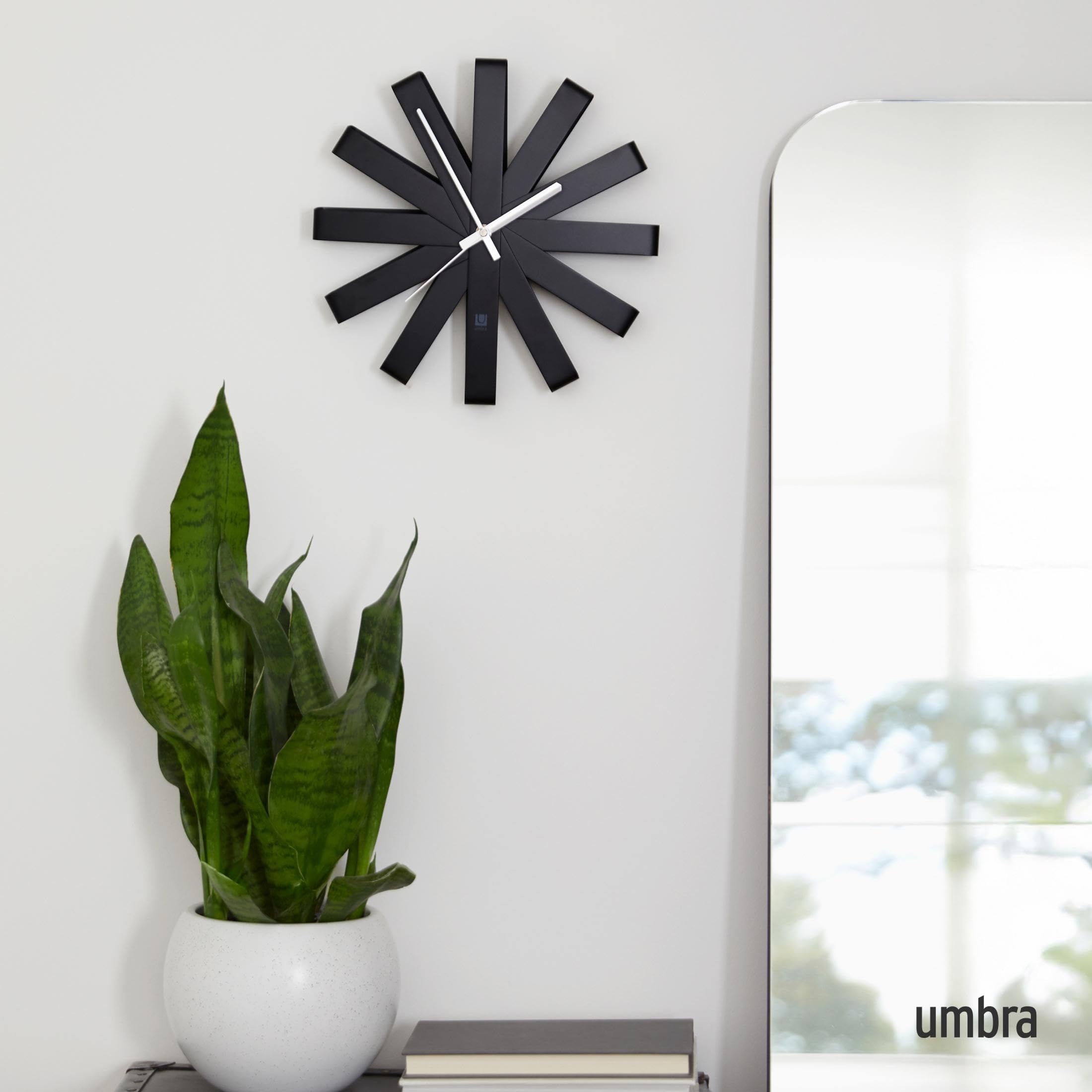 Umbra Ribbon Wanduhr 30 cm – Moderne Wanduhr aus Metall, leises Quarzwerk ohne Ticken, batteriebetrieben, Schwarz