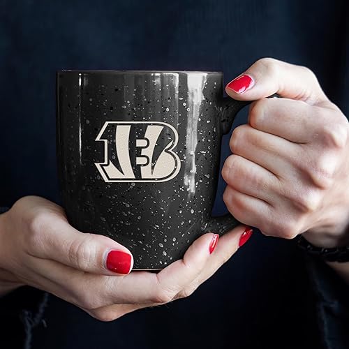 Miniatura 172 de Rico Industries, NFL Football - Taza de café de 16 oz de cerámica moteada, grabada con láser y de color de los equipos de fútbol americano de la NFL
