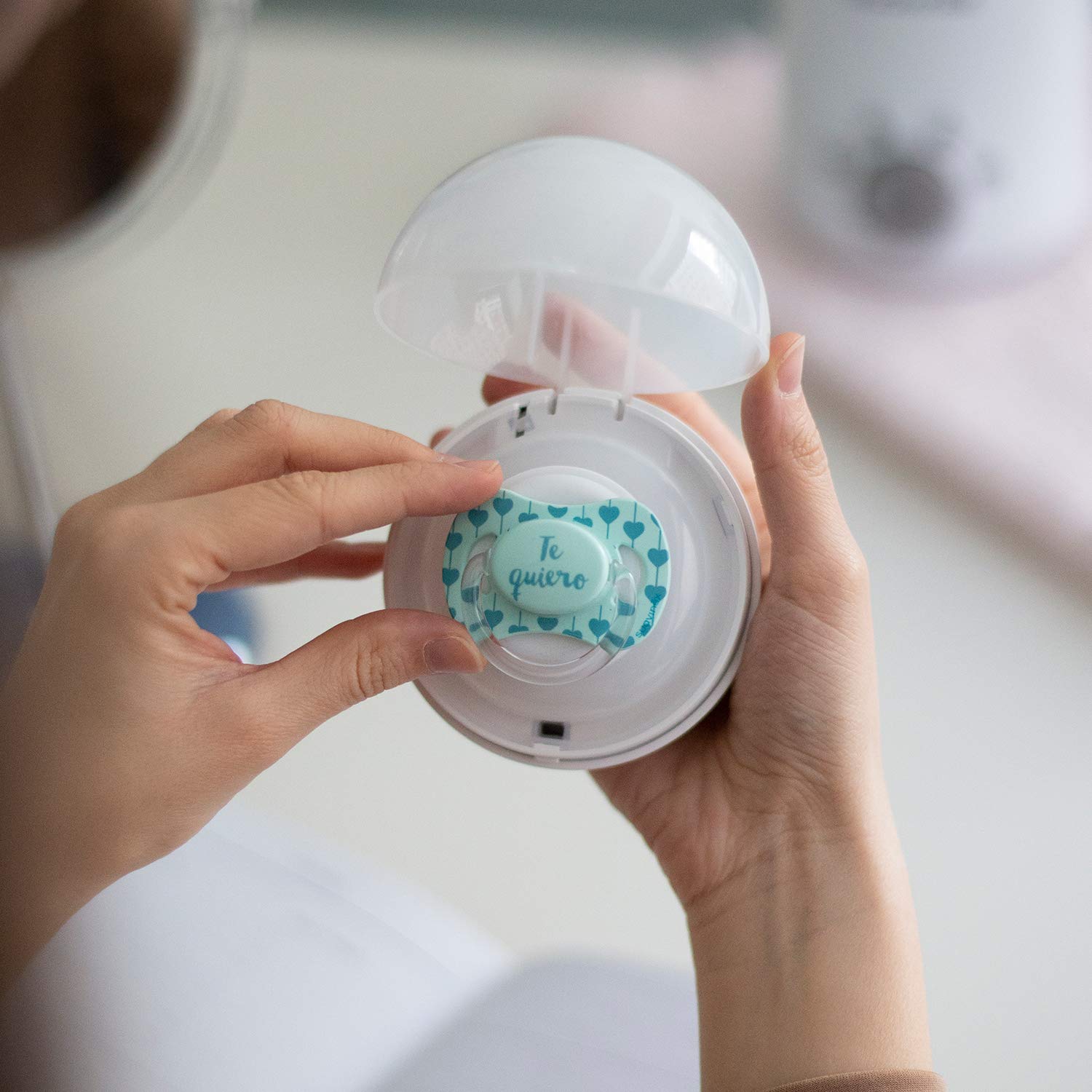 Suavinex, Stérilisateur de Sucettes Nomade à rayons ultraviolets (UV). Stérilise en 3 minutes. Fonctionne avec cáble USB ou avec piles. Élimine 99% des germes. Perle