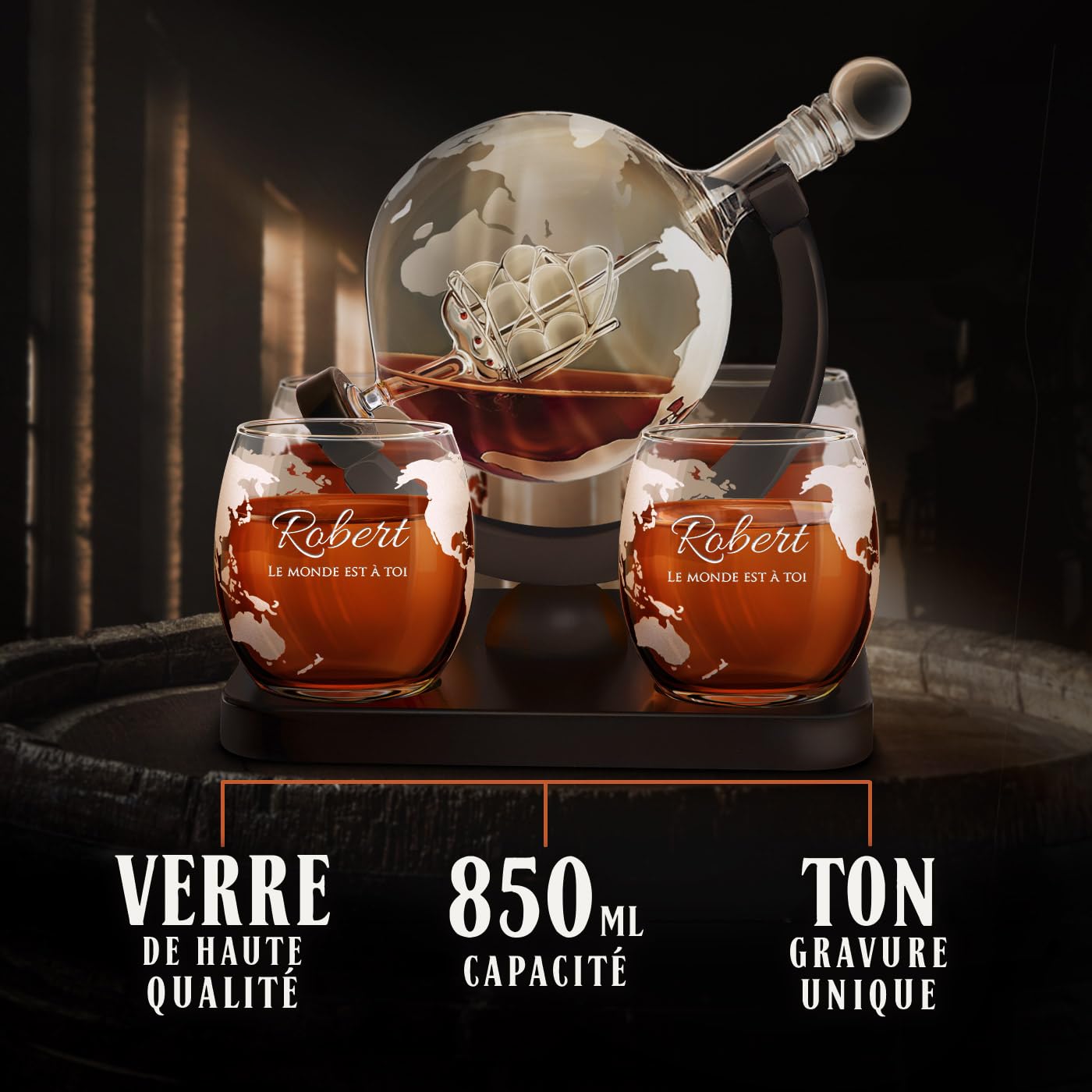 Maverton Ensemble de Carafe en verre 4 Verres Gravés - Idee Cadeau homme original - Cadeau anniversaire homme - 850 ml Carafe Globe - Cadeau Noel - Le monde est à vous