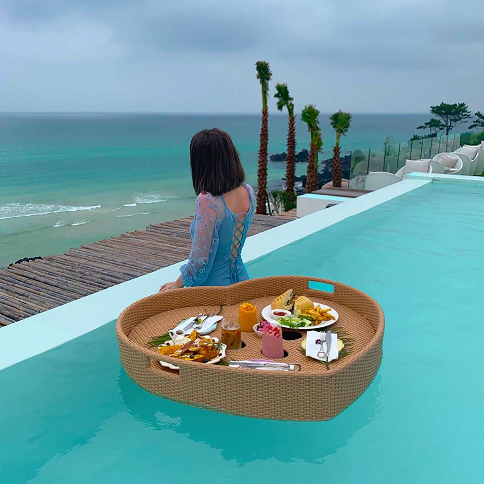 MRKU Bandeja Flotante de Mimbre para Desayuno, con Forma de corazón y Asas, Ideal para Piscinas y hoteles.