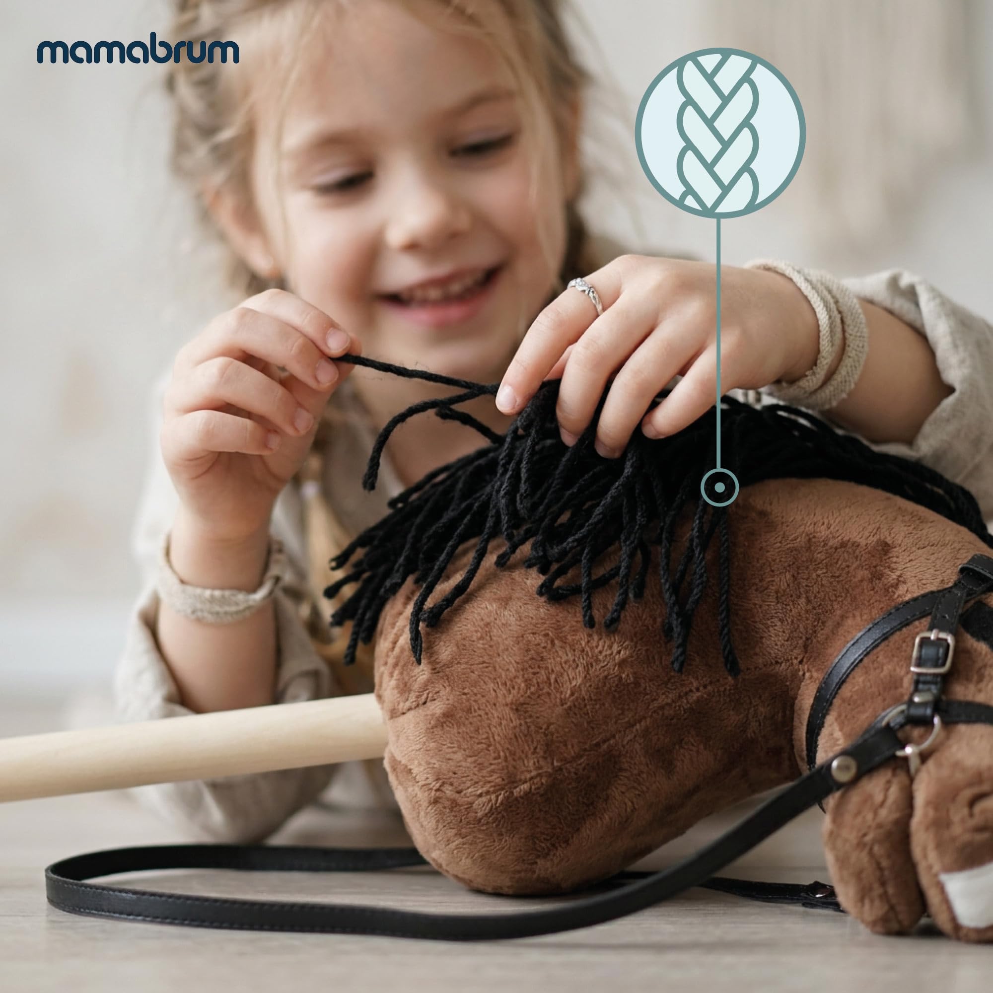 mamabrum Hobby Horse Braun Steckenpferd Kinder 68 cm | Steckenpferd mit Holzstab, verstellbarem Zaumzeug, abnehmbaren Zügeln und langer Mähne für Rollenspiele.