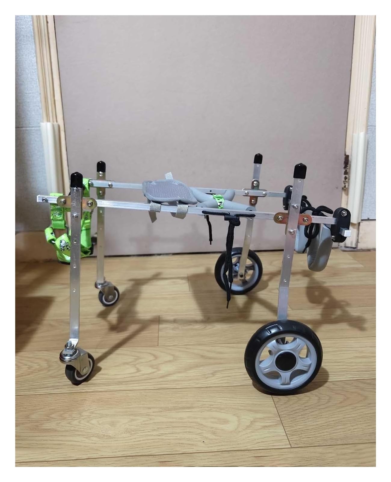 Fauteuil roulant pour chien paralysé rééducation des pattes arrière et avant
