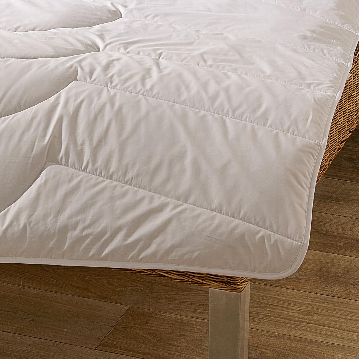 Traumschlaf Ganzjahresdecke Schurwolle Merino - Steppbett medium - aus 100% Schafschurwolle - temperaturausgleichend & feuchtigkeitsregulierend - waschbar bei 30°C - 155x220 cm