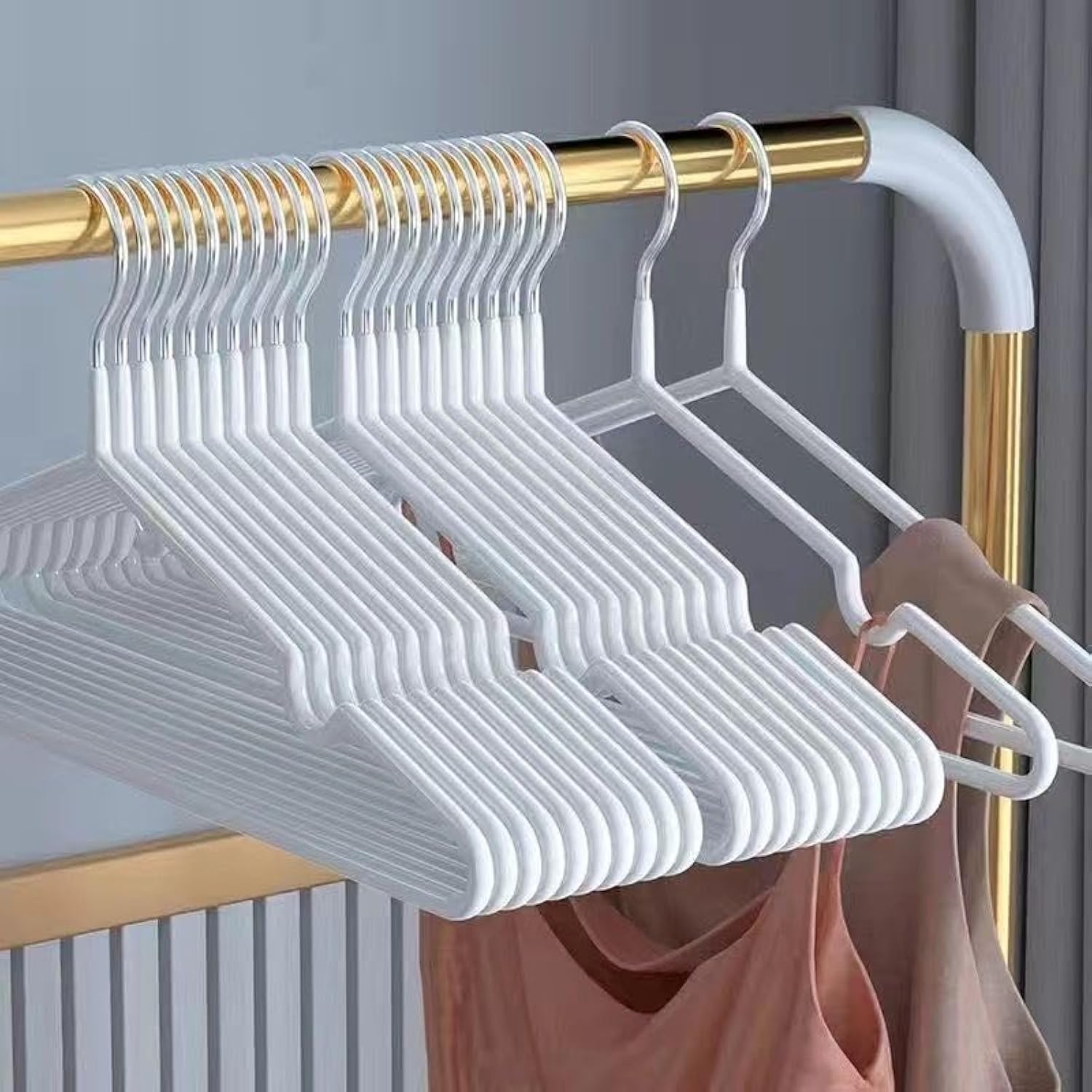 Kleiderbügel Metall (40 cm) – 30 Stück Platzsparende Kleiderbügel für Erwachsene,0,4cm Dick, Belastbar mit Schwerer Kleidung,Bügel mit rutschfest Nut für Mäntel, Hosen