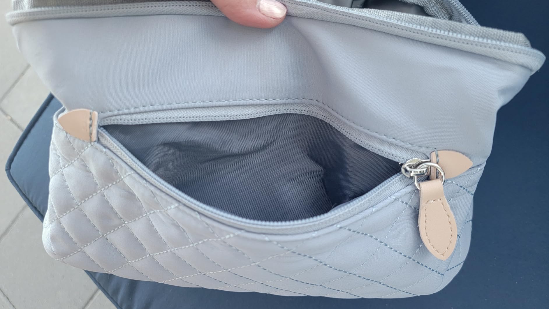 Visão frontal da bolsa executiva feminina no corpo
