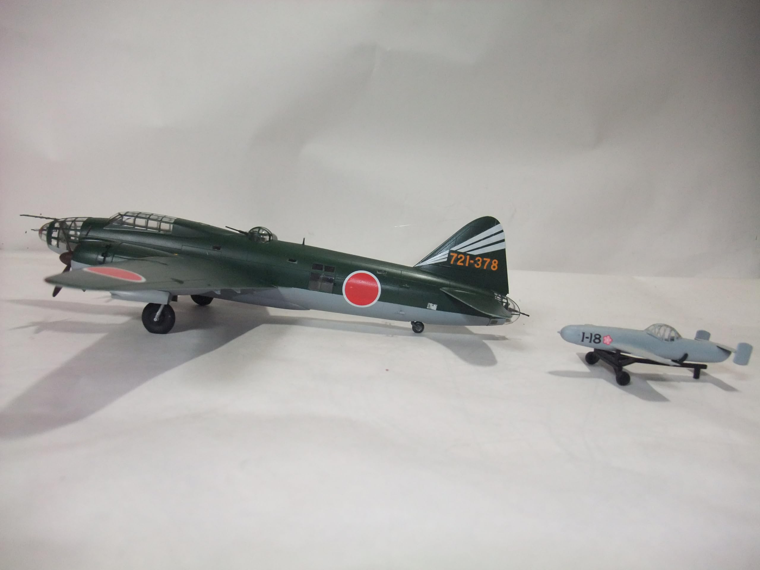 Amazon | 完成品 日本海軍1式陸上攻撃機【桜花附き】72分1サイズ