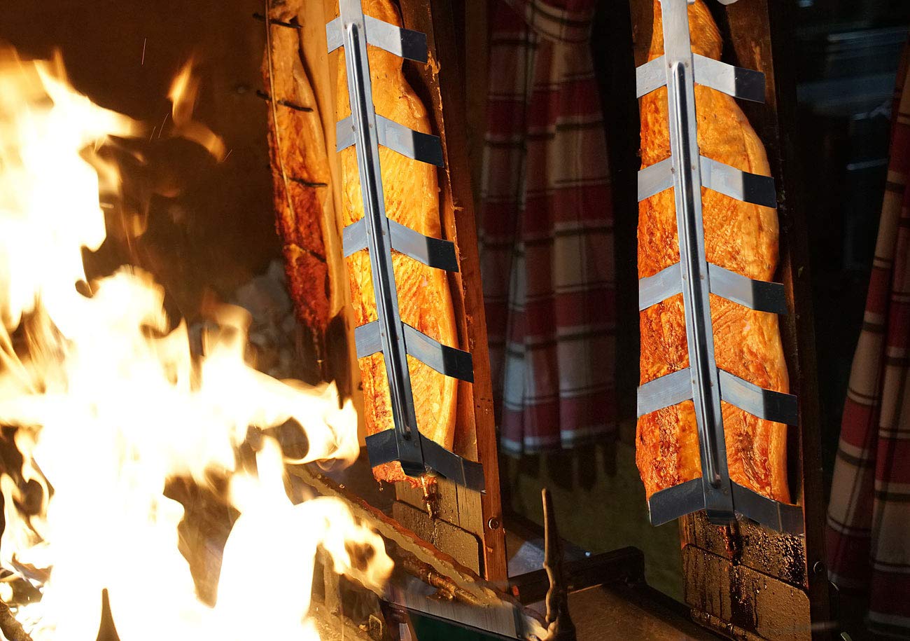 Rosenstein & Söhne Flammlachsbrett: Flammlachs-Bretter, Zedernholz, neigbare Edelstahl-Halterung, 2er-Set (Flammlachsbrett Edelstahl, Lachsbretter, BBQ)