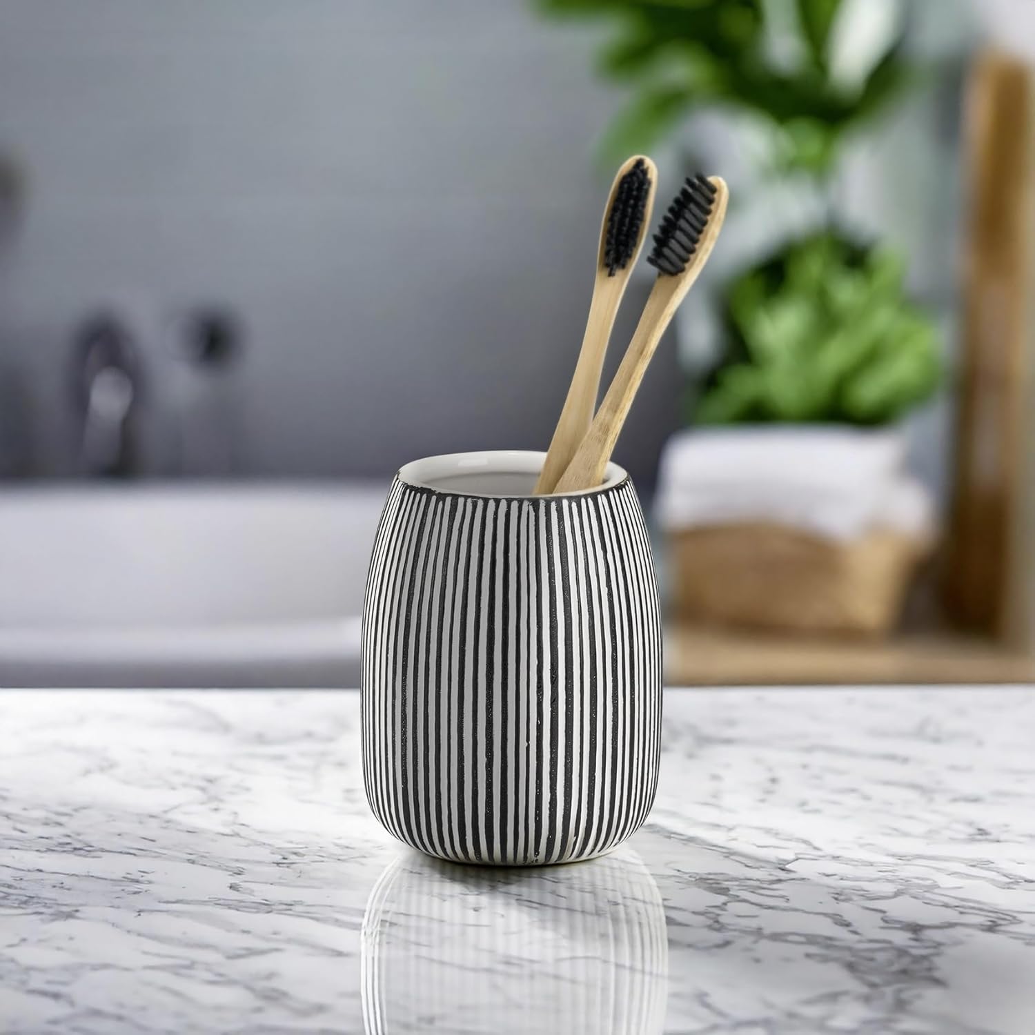 WENKO Pascoli Toothbrush Cup Freestanding Ceramic Cylinder Textured Surface for Bathroom White Black Diameter 9 cm Height 10.5 cm