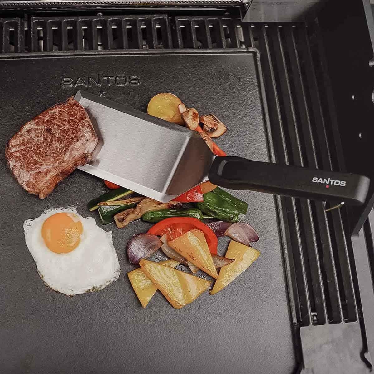 SANTOS Edelstahl Plancha Set 3-Teilig - 2 Grillspachtel, 1 Grillschaber - Plancha, Grillplatte & Teppanyaki - rutschfest - spülmaschinengeeignet